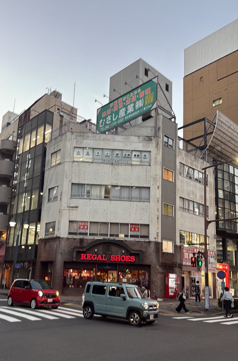 Harushirock's tweet photo. こういう位置にある法律事務所

もしかしてありがち？

なんかゲームとか映画とかドラマっぽく感じるんだよな

歴史感じるー
これからリハーサルでぇす https://t.co/IZ9I0Qh8xy