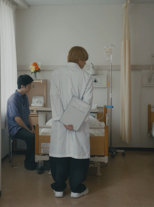 starry_nina256's tweet photo. HE'S SO SMOL 😭🥰 What an adorable young doctor 🥹🦘🩵 https://t.co/WwUR6bvY7N