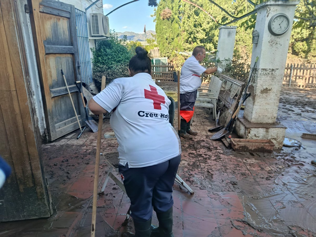 CreuRojaCAT's tweet photo. 🔴 Seguim amb les tasques de neteja dels domicilis més afectats per les pluges torrencials a l’Alcover, al Baix Ebre.

Els equips de voluntariat continuen treballant sobre el terreny, donant suport a les famílies afectades.

⚠️Emergència #INUNCAT https://t.co/PZ693Xf5HS