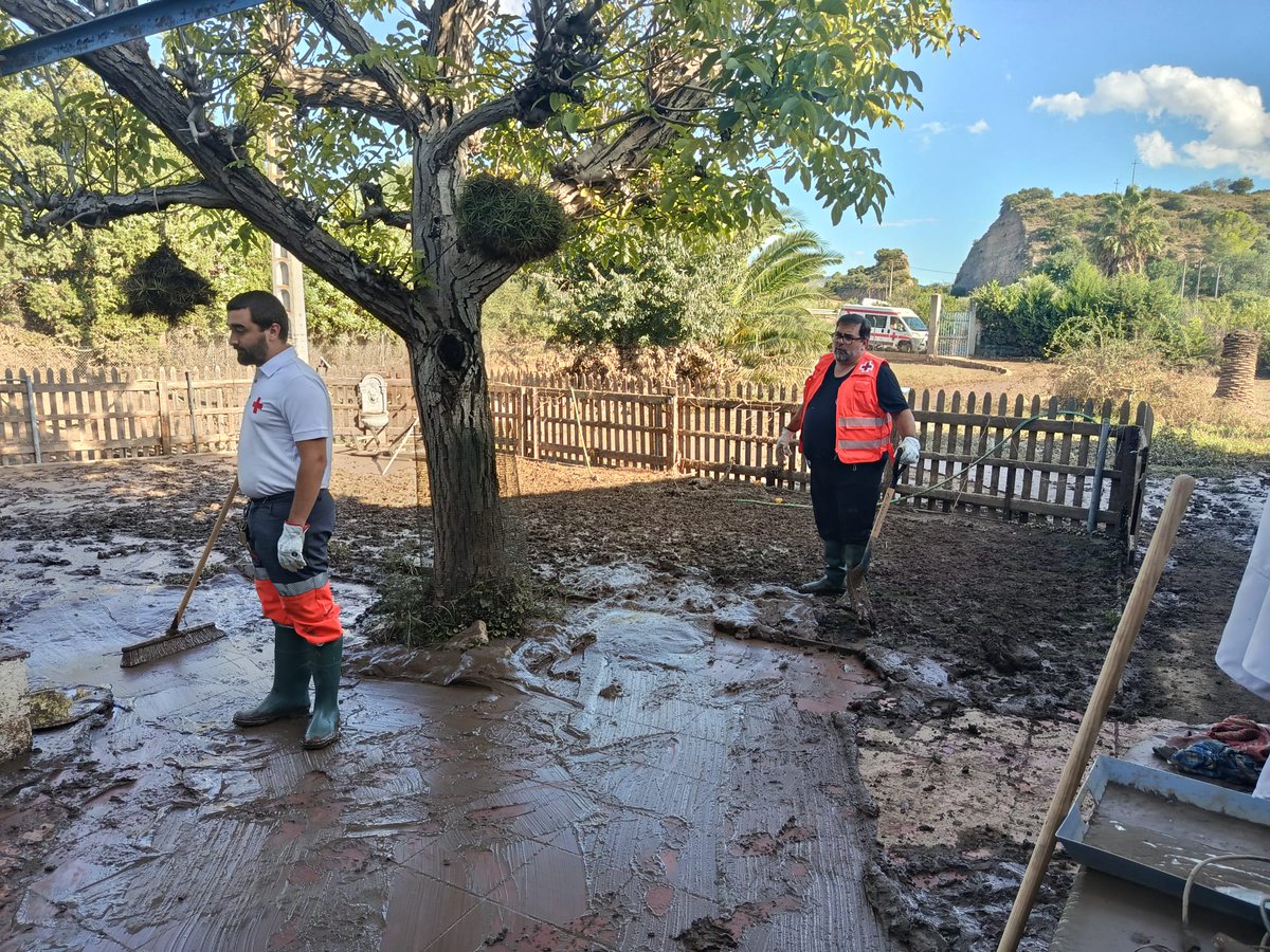 CreuRojaCAT's tweet photo. 🔴 Seguim amb les tasques de neteja dels domicilis més afectats per les pluges torrencials a l’Alcover, al Baix Ebre.

Els equips de voluntariat continuen treballant sobre el terreny, donant suport a les famílies afectades.

⚠️Emergència #INUNCAT https://t.co/PZ693Xf5HS