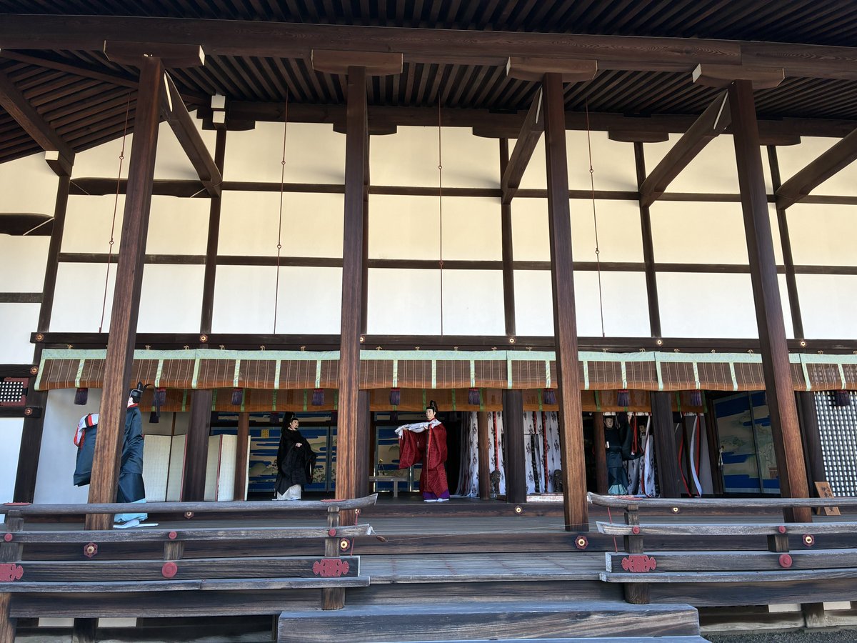 hutagozanomaro's tweet photo. 京都御所の特別公開へ

今回を逃すと、改修工事があるため、紫宸殿の全容は2034年まで観れないそう

清涼殿では十月更衣(十月の衣替えのこと)を再現した人形展示
蔵人頭は束帯姿、他は衣冠姿

小御所の障壁画「元旦節会」と「十月更衣」は初公開

紫宸殿に置かれた高御座と御帳台も拝めた https://t.co/U6FA1QFfYc