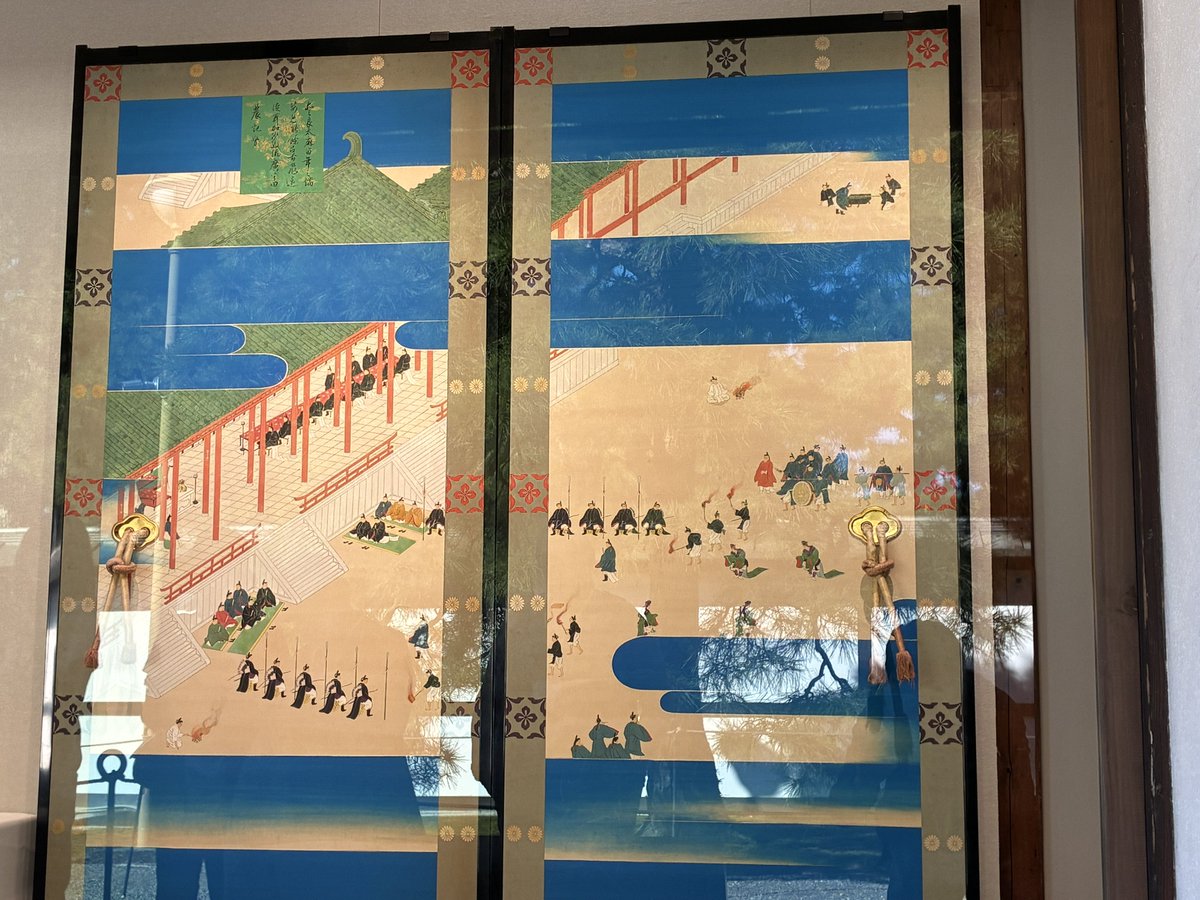 hutagozanomaro's tweet photo. 京都御所の特別公開へ

今回を逃すと、改修工事があるため、紫宸殿の全容は2034年まで観れないそう

清涼殿では十月更衣(十月の衣替えのこと)を再現した人形展示
蔵人頭は束帯姿、他は衣冠姿

小御所の障壁画「元旦節会」と「十月更衣」は初公開

紫宸殿に置かれた高御座と御帳台も拝めた https://t.co/U6FA1QFfYc