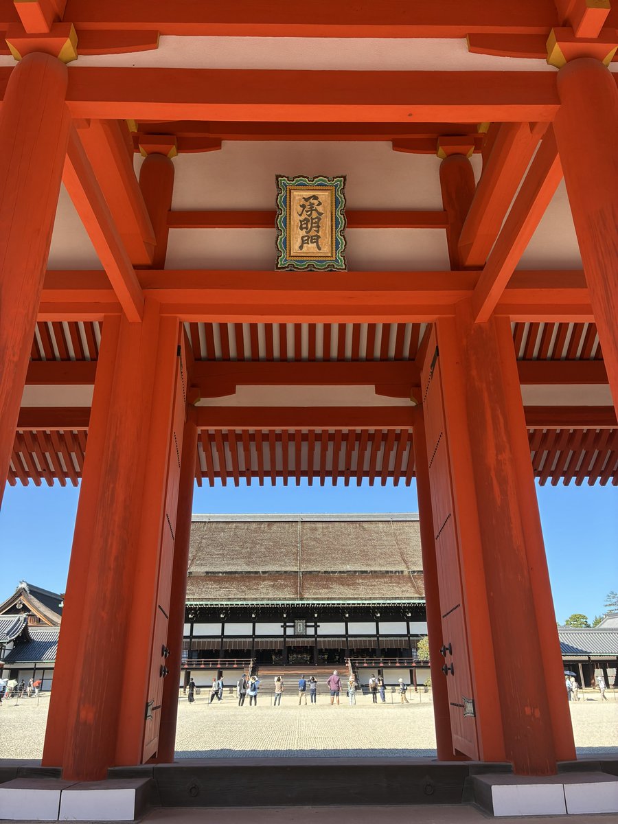 hutagozanomaro's tweet photo. 京都御所の特別公開へ

今回を逃すと、改修工事があるため、紫宸殿の全容は2034年まで観れないそう

清涼殿では十月更衣(十月の衣替えのこと)を再現した人形展示
蔵人頭は束帯姿、他は衣冠姿

小御所の障壁画「元旦節会」と「十月更衣」は初公開

紫宸殿に置かれた高御座と御帳台も拝めた https://t.co/U6FA1QFfYc