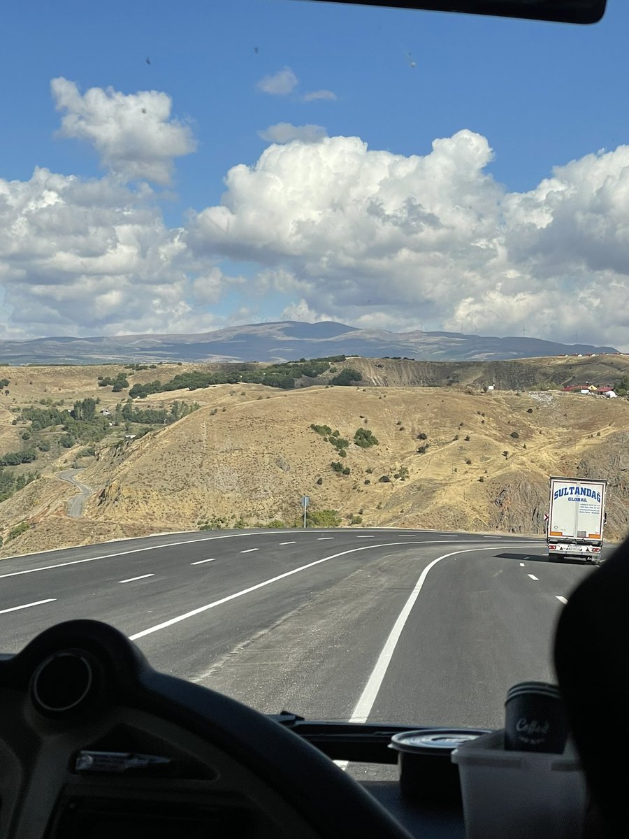 Abdulkadir_63f's tweet photo. Bu yol aslında sadece Erzurum’a giden yol değil! 
Bu yol umuda giden bir yoldur. 
Bu yol insanların ihyası için çalıştığı için haksız yere zindana atılıp sürgün edilen bir Alime giden yoldur.

Ve biz de diyoruz ki;

Yürü liderimiz Allah bizimle,
 Davaya adanmış erler sizinle 
Zafer İslam’ındır Allah’ın izniyle
Bir nesil doğacak senin izinde…

#FurkanKardeşliği
#Erzurum