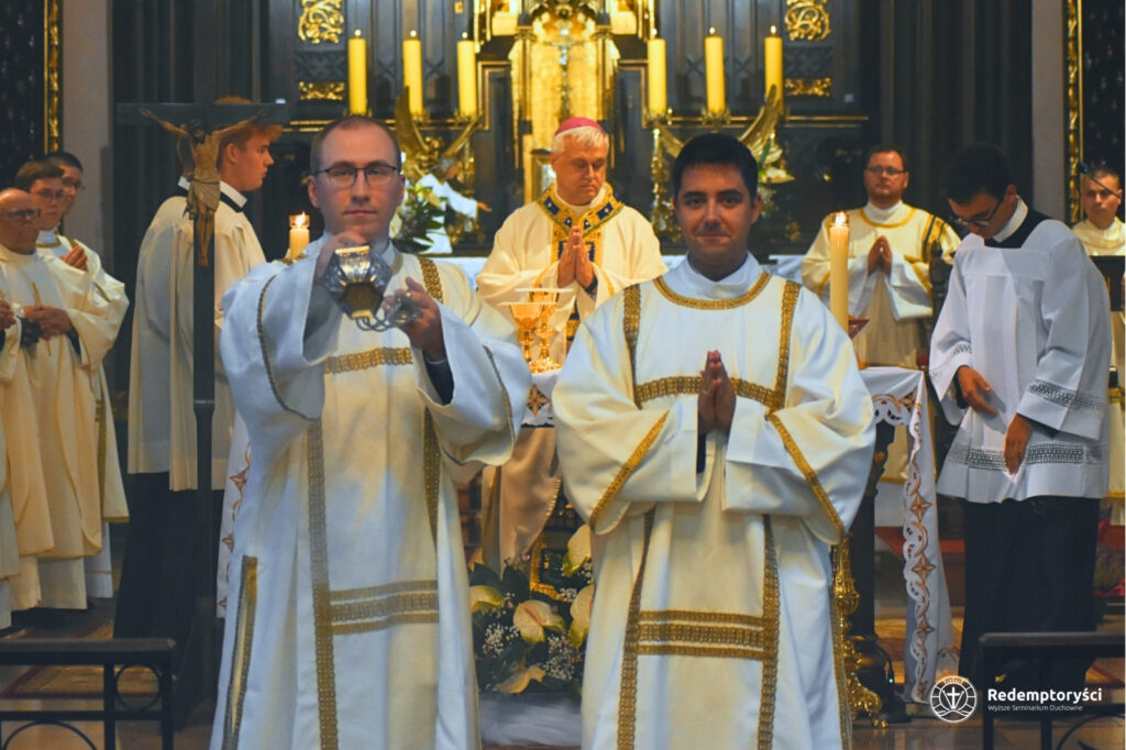 Scalanews1's tweet photo. ```Scala News```
*“A service that brings joy: Diaconate Ordinations in the Warsaw Province”* https://t.co/a1f2NWqcu8 #scalanews #redemptoristsinternational #RedemptoristMission #RedemptoristYouth #RedemptoristFormation #RYVM #Redemptoristvocation #RedemptoristSpirituality https://t.co/98SCTWDWyw