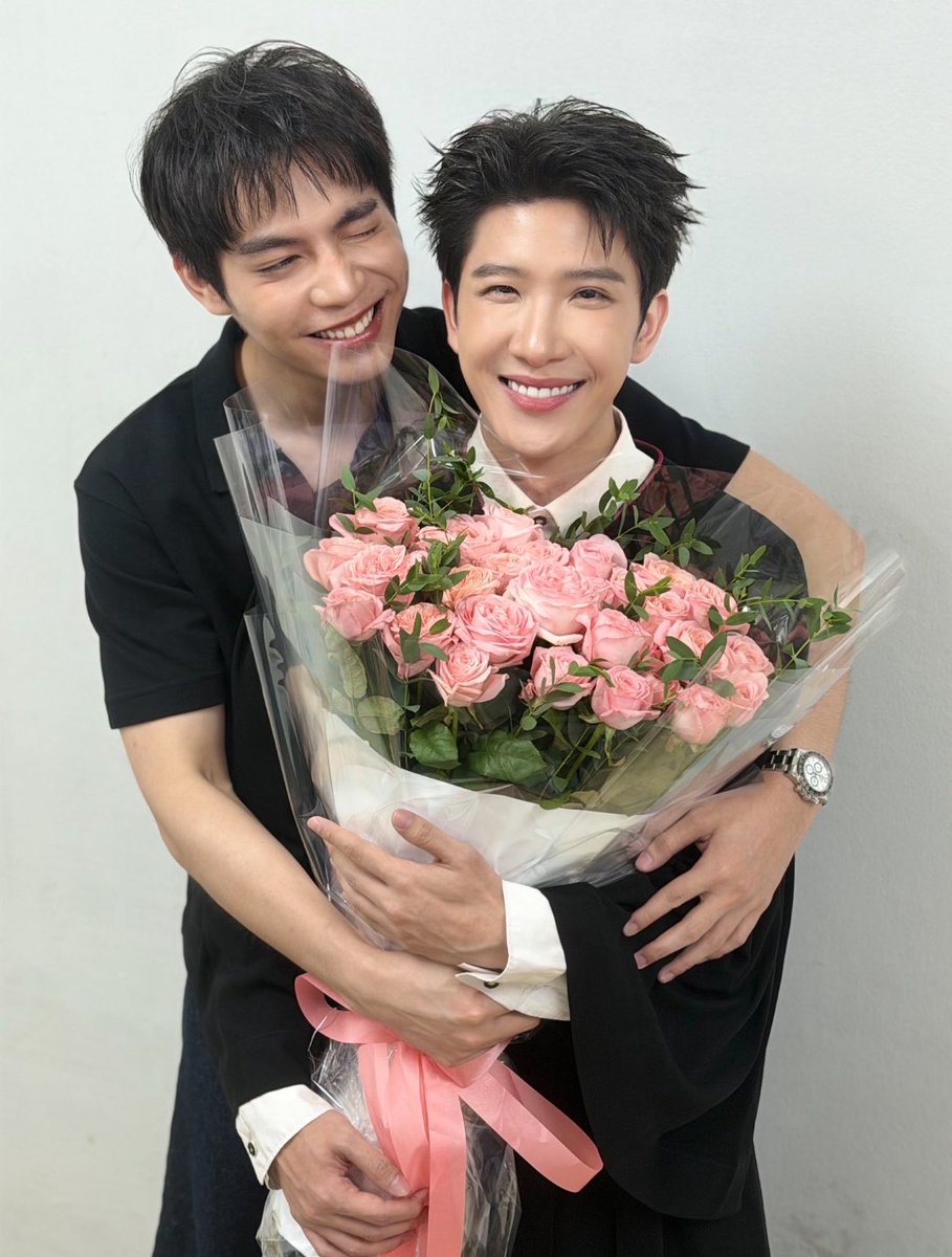 dylaniyt's tweet photo. Khaotung Thanawat and the flowers his bf bought for him💐🫶🏻🥹 https://t.co/jGaZXofINh