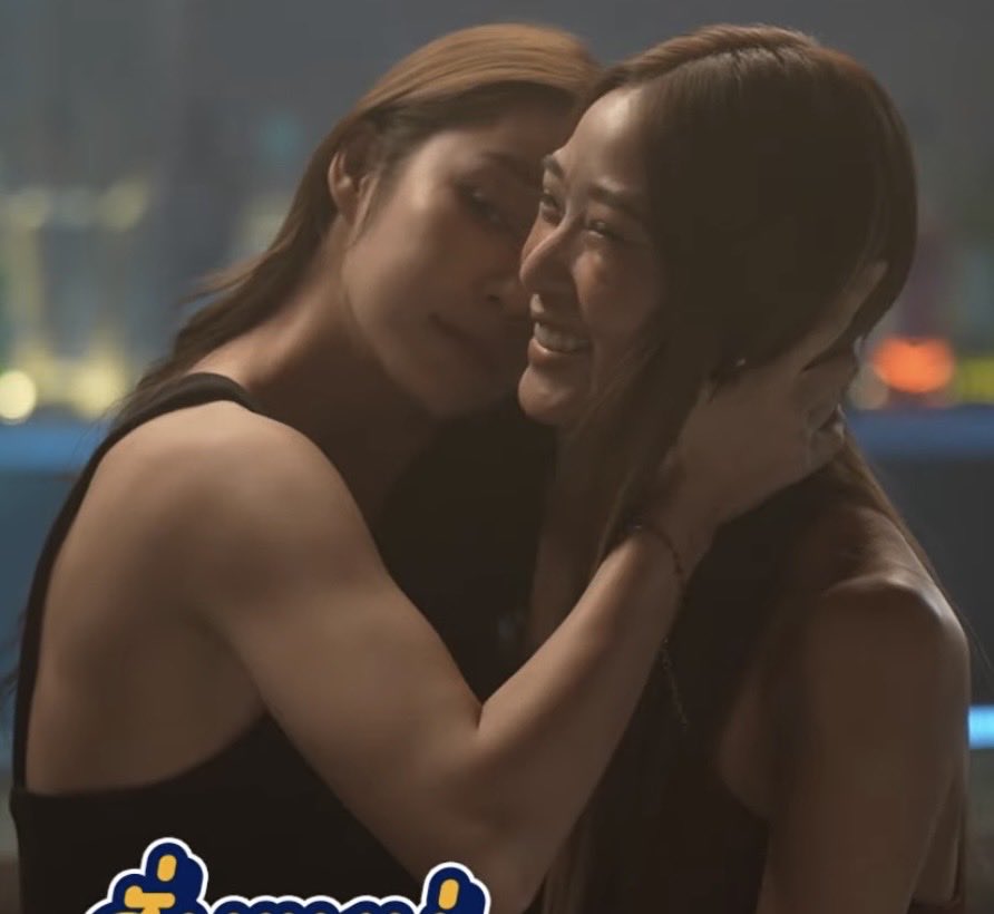 ellejayss's tweet photo. OMFG HER ARM?!?! STRANGLE ME https://t.co/w6h1JnquRK