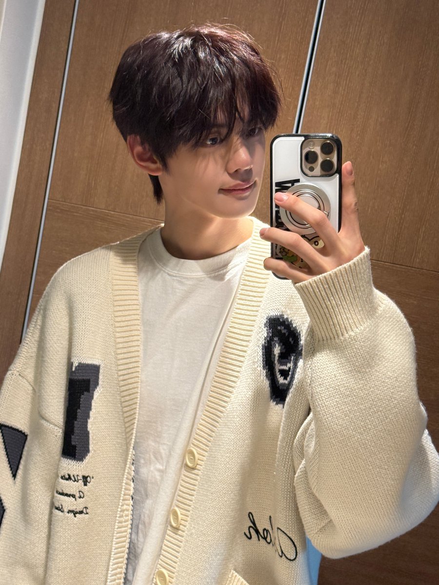 Cheers2Gyuvin's tweet photo. @Cheers2Q Wihhh hpnya sama loh 😳 https://t.co/E1zaBKjrqb