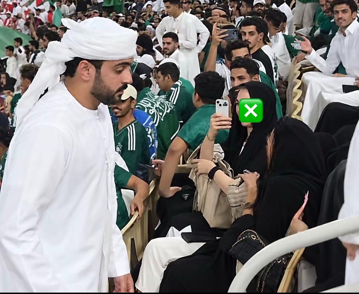 realme_FH's tweet photo. قريب مني في أحلامي بعيد عني وقدامي🇦🇪💔 https://t.co/lXg44cueLa