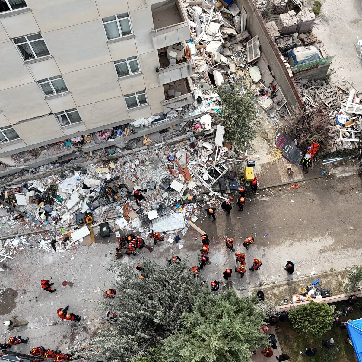 KitAjans's tweet photo. SON DAKİKA | Maltepe'de 3 katı çöken binada çökme riski nedeniyle arama kurtarma çalışmaları durduruldu.

▫️Ekipler bölgeden uzaklaştırıldı.
▫️Can kaybı 2'ye yükseldi. https://t.co/SjA3VZtnct