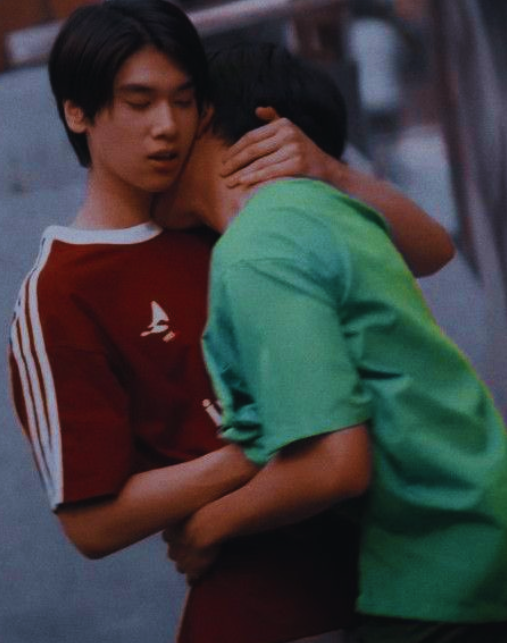 Delu_sionalF4's tweet photo. I think Joong is so obsessed with Dunk's neck because Dunk, himself enjoys it a lot.
I rarely see Dunk's eyes closed while kissing but when Joong kisses or touches his neck, he really loses himself in pleasure✨ https://t.co/ohn6PfxtZf