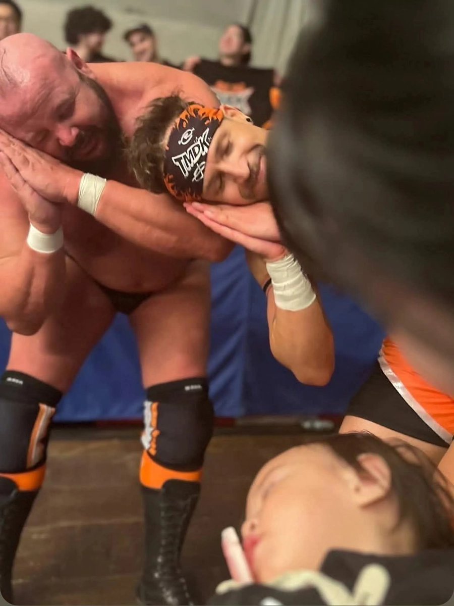 HartleyJackson_'s tweet photo. With over 1000 loud fans watching the match, which was an intesnse semi-main battle... this cute baby was peacefully asleep to the sounds of chops, bodyslams, sentons, in crowd fighting and the loud theme song 'Young Punks' by MASS LINES blaring on the speakers. Too cute!!👶

#oyasuminasai #TMDK #NJPW #睡眠 #Dreams