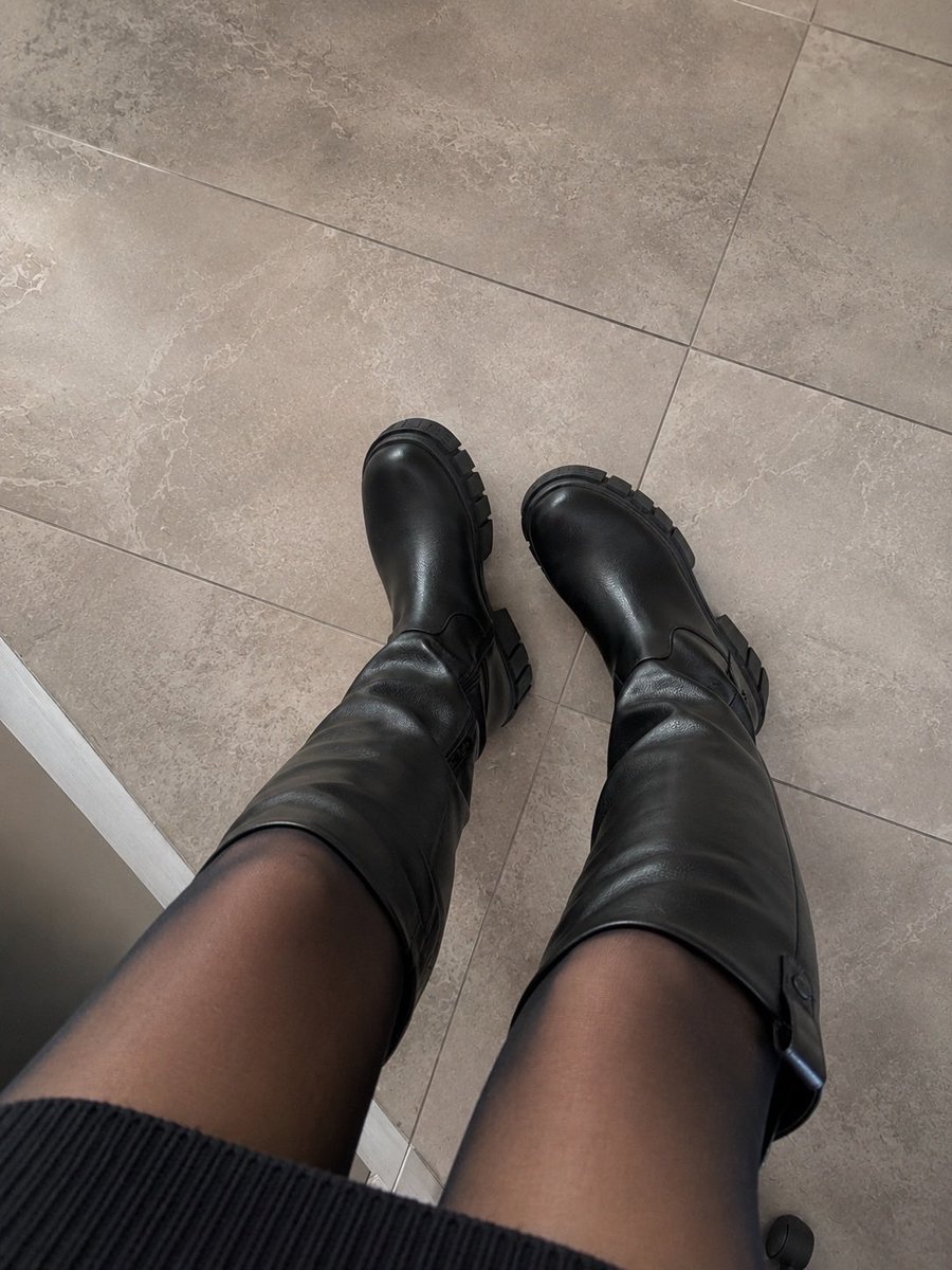 ladysa_nny's tweet photo. Locktober 🔐🍂 

Schau ruhig hin, kleiner Boots-Liebhaber. Vielleicht bekommst du irgendwann die Erlaubnis… Ich zeige dir wo dein Platz ist 😈😉❤️‍🔥😏

#findom #zahlsklave #geldherrin #geldsklave https://t.co/lxRDHAyOJX