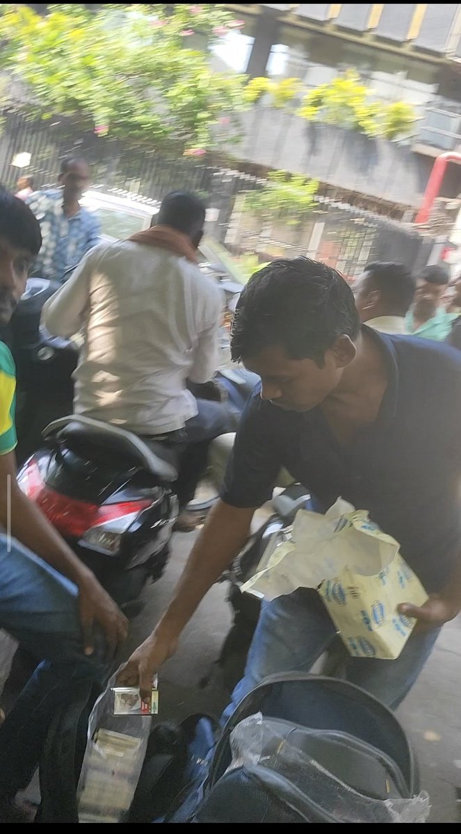 MrRahulBabar's tweet photo. Cigarettes being sold openly on the footpath behind Trident Hotel, Nariman Point (near INOX, CR2) — in full view of heavy police presence. Is this legal? Why do BMC &amp; police seem to have no control? @MumbaiPolice @mybmc @Dev_Fadnavis @MumbaiPolice  @CPMumbaiPolice @MoHFW_INDIA https://t.co/i2MVkBChoc