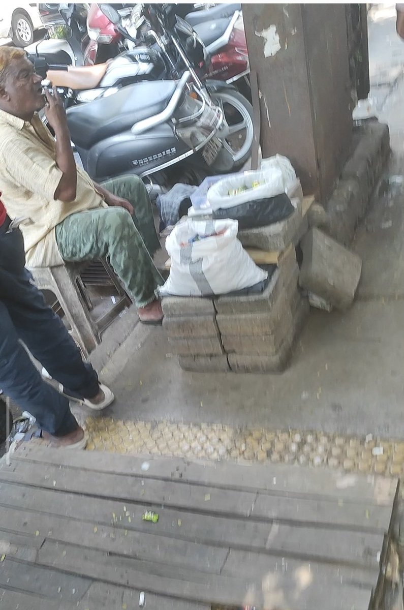 MrRahulBabar's tweet photo. Cigarettes being sold openly on the footpath behind Trident Hotel, Nariman Point (near INOX, CR2) — in full view of heavy police presence. Is this legal? Why do BMC &amp; police seem to have no control? @MumbaiPolice @mybmc @Dev_Fadnavis @MumbaiPolice  @CPMumbaiPolice @MoHFW_INDIA https://t.co/i2MVkBChoc