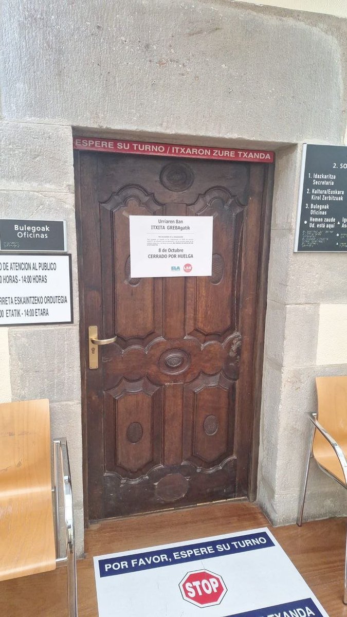 LABpublikoa's tweet photo. 📢 GAUR #GREBA!

🔒 ZALDUONDOko udala itxita!

🚨 Udaletako lan baldintzak #HEMENERABAKI!
💢 #Udalhitz-en eta udaletan EDUKIAK ORAIN!
💢 Eudel, blokeorik ez! https://t.co/Nb4ll4VKKl