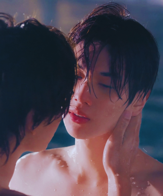 Delu_sionalF4's tweet photo. I think Joong is so obsessed with Dunk's neck because Dunk, himself enjoys it a lot.
I rarely see Dunk's eyes closed while kissing but when Joong kisses or touches his neck, he really loses himself in pleasure✨ https://t.co/ohn6PfxtZf
