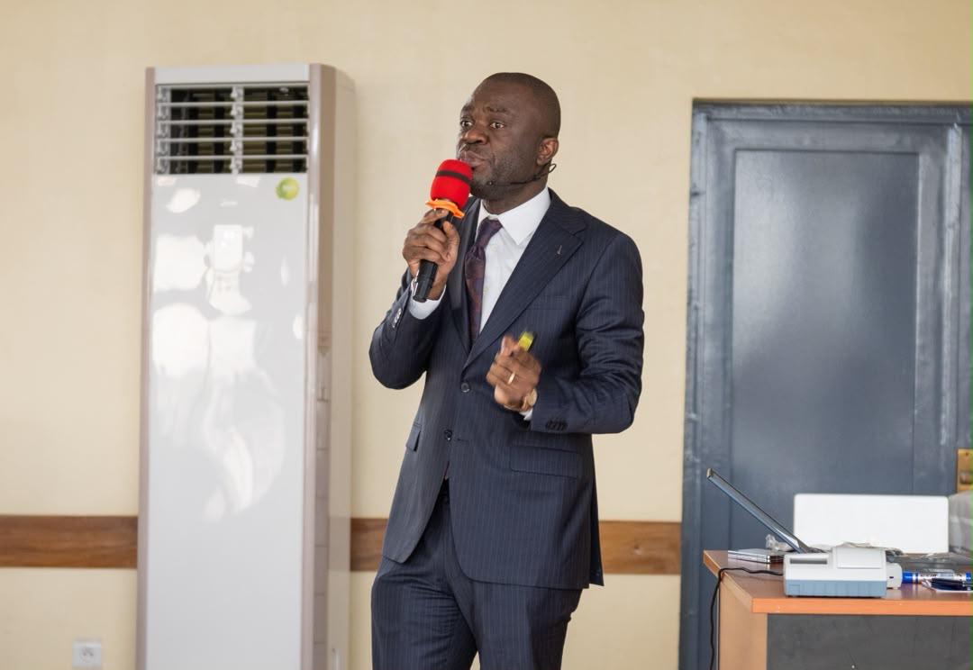 dieudo_ntumba's tweet photo. À l'École nationale des finances, nous avons échangé avec les étudiants participant au séminaire d'immersion « Mbote Eurobond 2026 ».

Notre intervention a porté sur la TVA et la réforme de la facture normalisée, une réforme qui s'inscrit dans la dynamique de modernisation des finances publiques portée par Son Excellence Monsieur @LikundeR , Ministre des Finances.

En notre double qualité de Conseiller fiscal et d'enseignant, nous avons tenu à la présenter de manière pratique et accessible. La facture normalisée renforce la traçabilité des transactions, contribue à la lutte contre la fraude et sécurise les recettes publiques.

Nous avons invité les étudiants à devenir des ambassadeurs de la facture normalisée et des relais du civisme fiscal dans leurs communautés.

Vous aussi, participez à la réussite de cette réforme. Téléchargez l'application officielle FACNO RDC :
Google Play : https://t.co/euiGDcZm5T

App Store : https://t.co/yXYTfGGukI

Puis :

– J'exige ma facture normalisée après chaque achat.

– Je vérifie son authenticité en scannant le code QR.

– Je signale toute non-conformité.

@financesrdc #FactureNormalisée #CivismeFiscal #Jeunesse #RDC