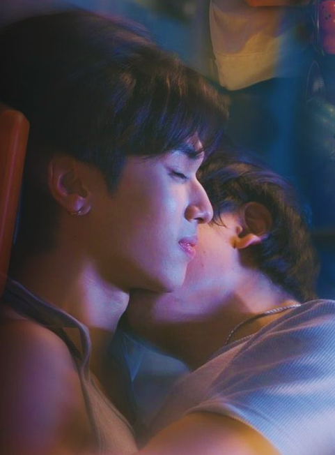 Delu_sionalF4's tweet photo. I think Joong is so obsessed with Dunk's neck because Dunk, himself enjoys it a lot.
I rarely see Dunk's eyes closed while kissing but when Joong kisses or touches his neck, he really loses himself in pleasure✨ https://t.co/ohn6PfxtZf
