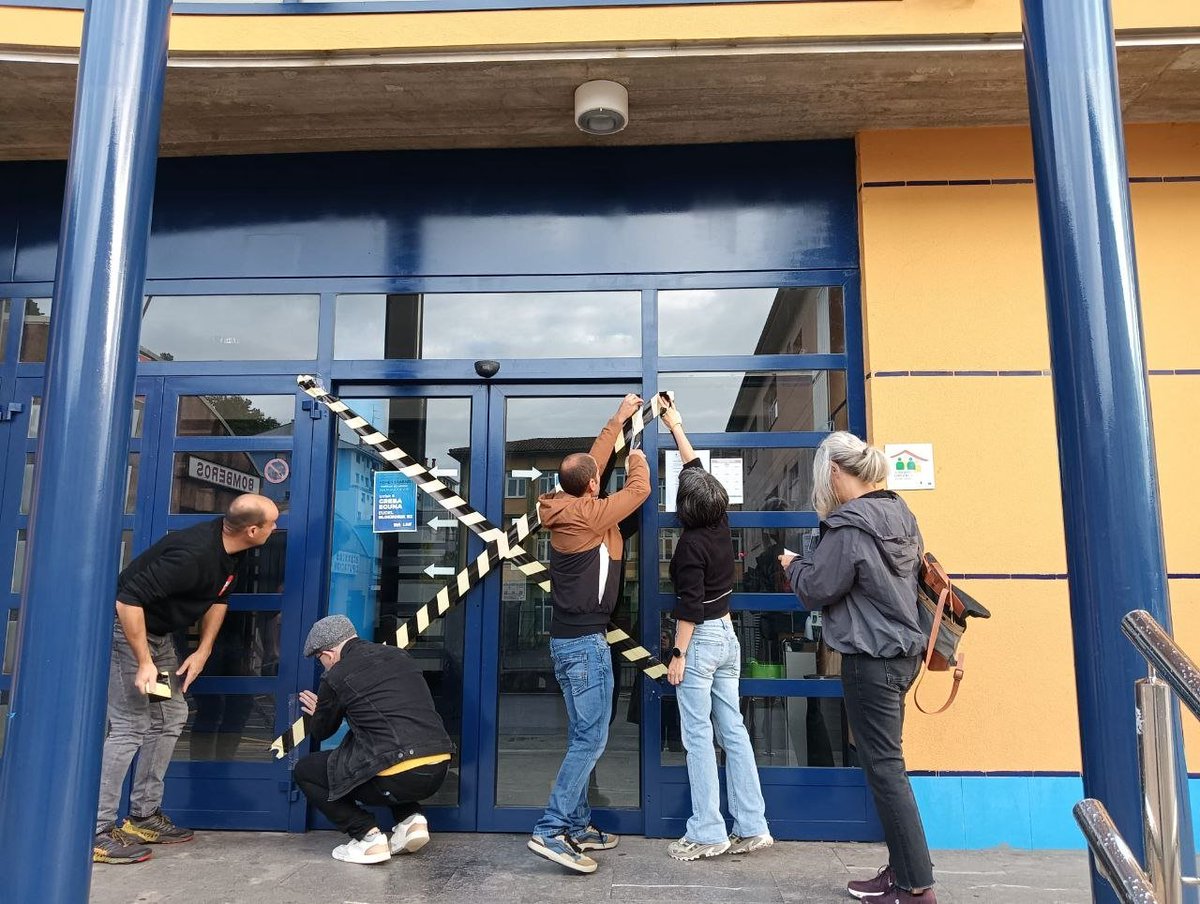 LABpublikoa's tweet photo. 📢 GAUR #GREBA!

🔒  GERNIKAko udala: udaletxea, lanbide ekimena, kultur etxea, kirol patronatua, turismo bulegoa eta udal euskaltegia ITXITA!

🚨 Udaletako lan baldintzak #HEMENERABAKI!
💢 #Udalhitz-en eta udaletan EDUKIAK ORAIN!
💢 Eudel, blokeorik ez! https://t.co/by5VmbcqsA
