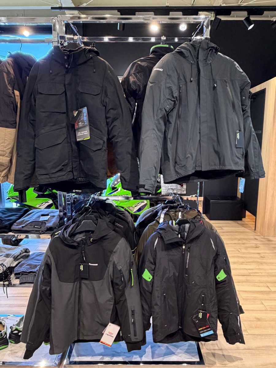 KawasakiPlazaUK's tweet photo. アパレル展示を秋冬メインに変更しました。カワサキ プラザでしか手に入らないプラザアパレルは従来のライディング用品の一歩先を目指し、お客様に大きな満足感を届けたい。そんな想いを込めて作られています。プラザアパレルでオンもオフも楽しみましょう。#バイク #着るカワサキ #カワサキのある生活 https://t.co/81xDJlGuED
