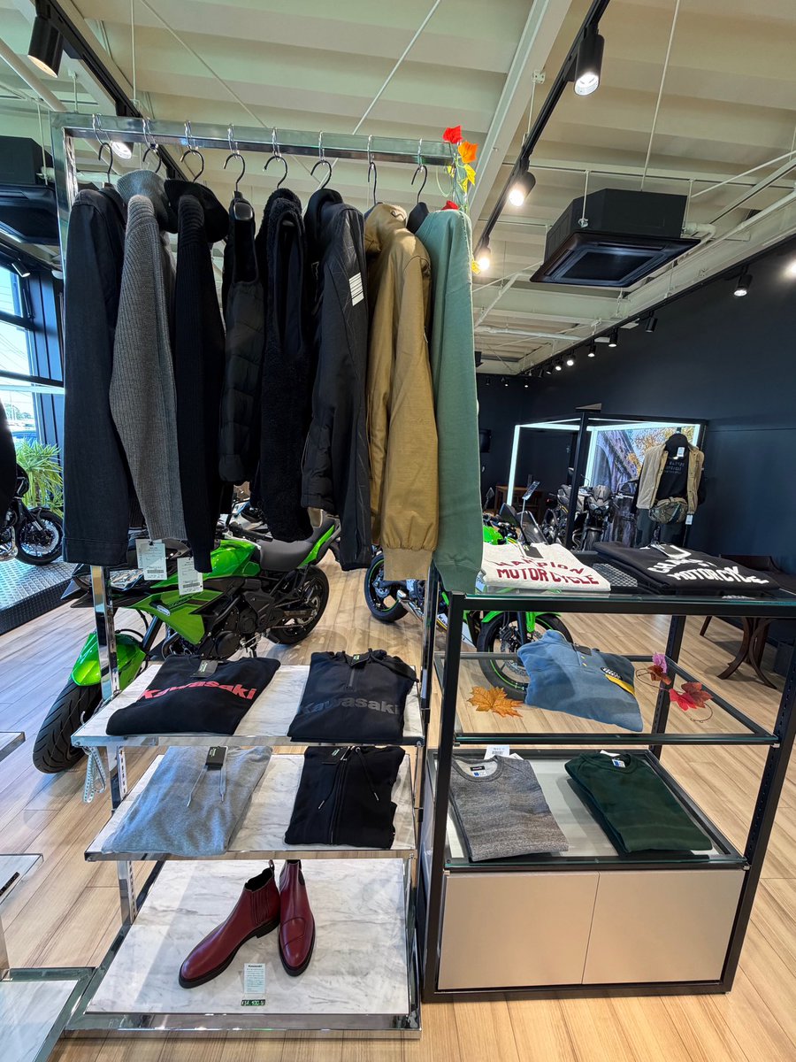 KawasakiPlazaUK's tweet photo. アパレル展示を秋冬メインに変更しました。カワサキ プラザでしか手に入らないプラザアパレルは従来のライディング用品の一歩先を目指し、お客様に大きな満足感を届けたい。そんな想いを込めて作られています。プラザアパレルでオンもオフも楽しみましょう。#バイク #着るカワサキ #カワサキのある生活 https://t.co/81xDJlGuED
