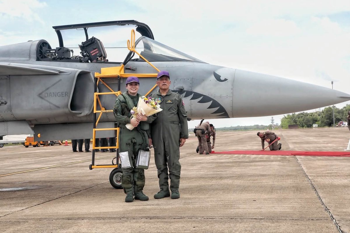 Sabaijang1's tweet photo. วันนี้ ๘ ตุลาคม ๒๕๖๙ เวลา ๑๐.๐๖ น. ในหลวง ทอดพระเนตร พระราชินี ทรงฝึกบินเดี่ยว Gripen  เป็นครั้งแรกณ กองบิน ๗ อำเภอพุนพิน จังหวัดสุราษฎร์ธานี ในหลวงพระราชทานช่อดอกไม้เป็นกำลังใจ https://t.co/TLmf9ElSad