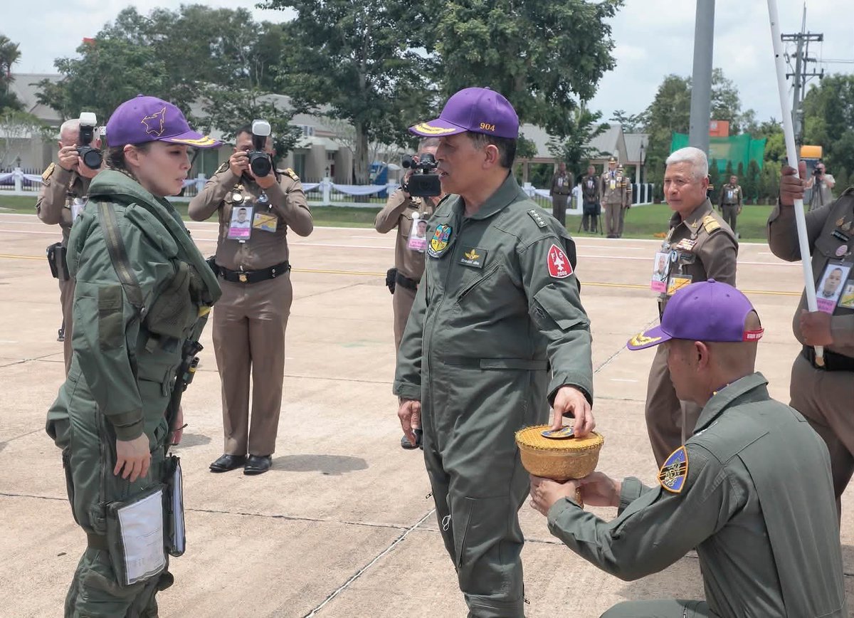 Sabaijang1's tweet photo. วันนี้ ๘ ตุลาคม ๒๕๖๙ เวลา ๑๐.๐๖ น. ในหลวง ทอดพระเนตร พระราชินี ทรงฝึกบินเดี่ยว Gripen  เป็นครั้งแรกณ กองบิน ๗ อำเภอพุนพิน จังหวัดสุราษฎร์ธานี ในหลวงพระราชทานช่อดอกไม้เป็นกำลังใจ https://t.co/TLmf9ElSad