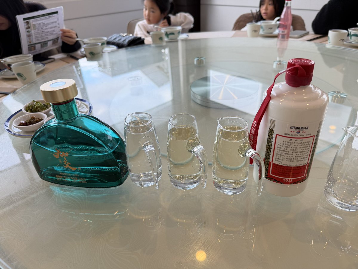 0xfaigeek's tweet photo. 十年茅台已经泛起微黄，满桌酱香，新老交融。不知不觉又到年尾，看过一年起伏涨跌，敬杯里的沉淀与从容。 https://t.co/bHSyFJBQNE