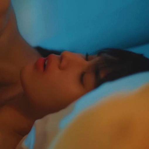 Delu_sionalF4's tweet photo. I think Joong is so obsessed with Dunk's neck because Dunk, himself enjoys it a lot.
I rarely see Dunk's eyes closed while kissing but when Joong kisses or touches his neck, he really loses himself in pleasure✨ https://t.co/ohn6PfxtZf