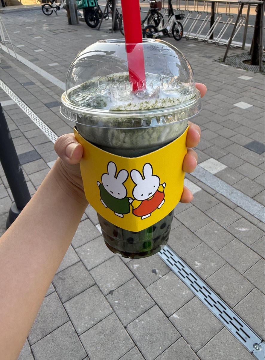 oocu_again's tweet photo. 얘드라 공차 가을 신메뉴 쑥크림밀크티 당도 30% 개맛있다는 소식 
특히 할미입맛들 만족할 미숫가루느낌 쑥갈갈 https://t.co/O8MZj0PwOy
