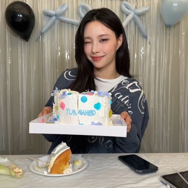 yunahsakes's tweet photo. @deafterlight @hannisakes happy birthday kakak cantik 🥺 https://t.co/y1Tlhl6k8g