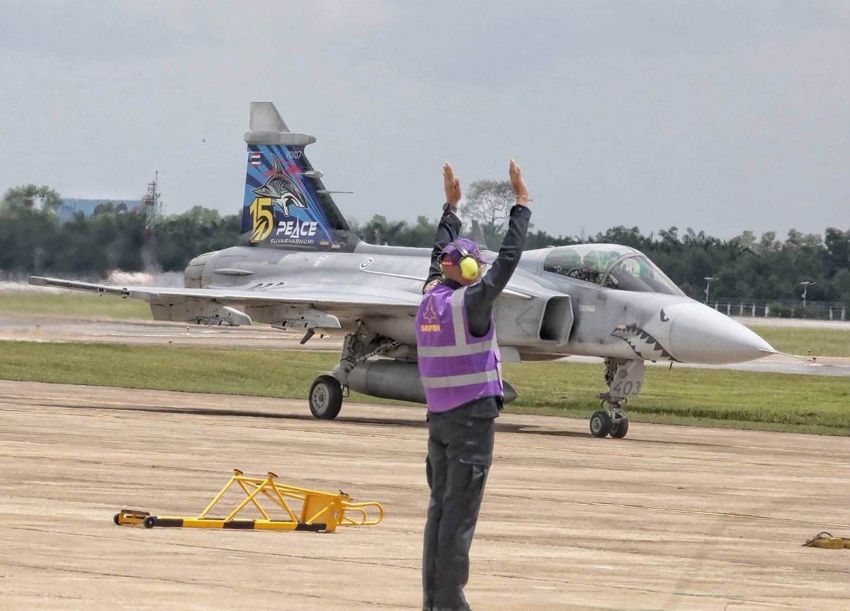 Sabaijang1's tweet photo. วันนี้ ๘ ตุลาคม ๒๕๖๙ เวลา ๑๐.๐๖ น. ในหลวง ทอดพระเนตร พระราชินี ทรงฝึกบินเดี่ยว Gripen  เป็นครั้งแรกณ กองบิน ๗ อำเภอพุนพิน จังหวัดสุราษฎร์ธานี ในหลวงพระราชทานช่อดอกไม้เป็นกำลังใจ https://t.co/OMDB2ZRLi2
