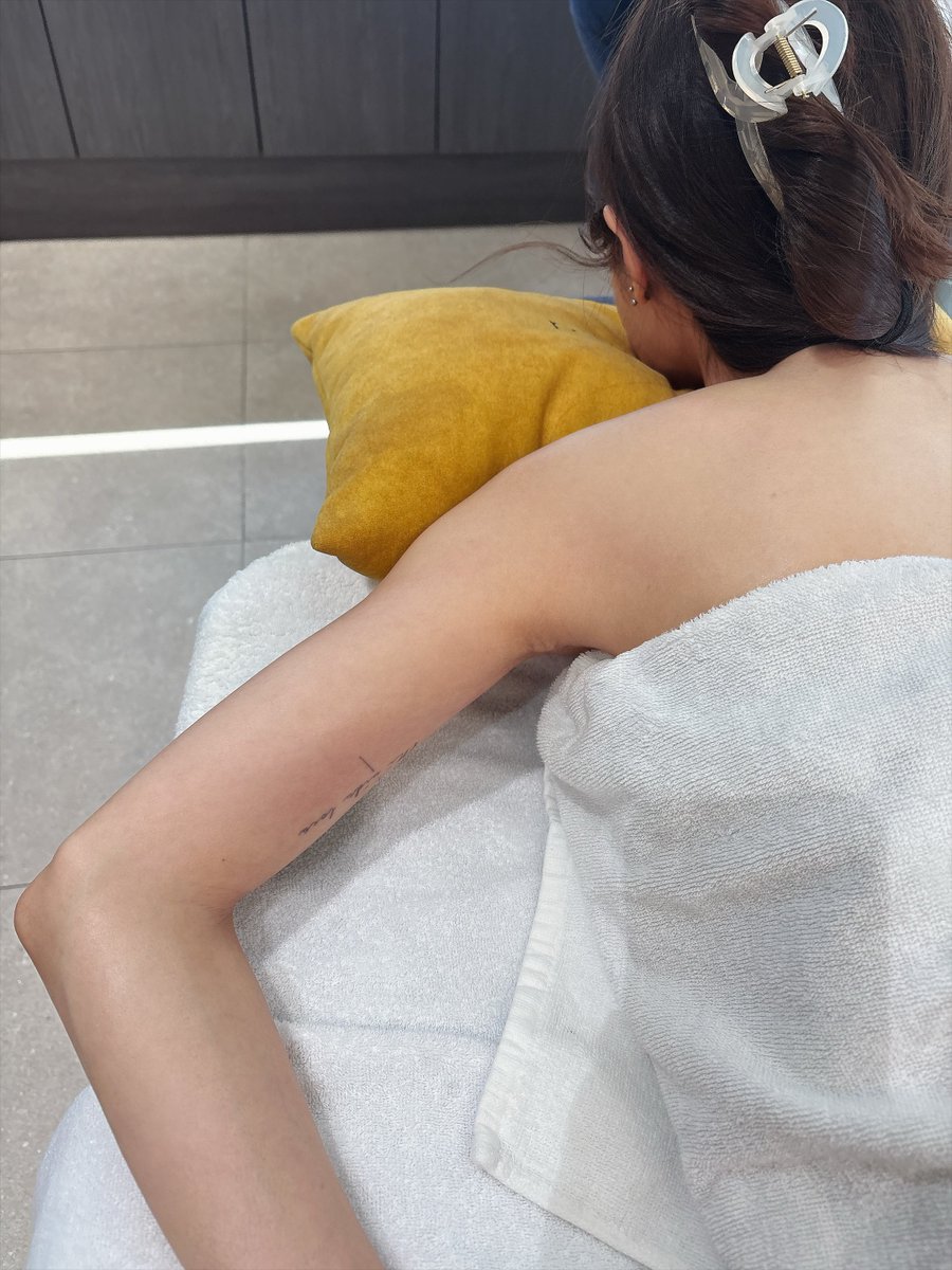 二の腕この変化さすがにガチやない？？？
たるんでた部分サクッといなくなったんだが？？
オンダめちゃ上手いとは聞いていたものの、、ガチやん👑www

オンダ痛いマンの私だけど、人生初痛みなしで乗り越えられてこの効果は泣く😭
ちなみに元々二の腕が太くはないが故に結構な出力でやってくれたんだけど、マジでオンダさばきが上手すぎて苦痛なしで神😭👼❣️

院長は自分の実力に気付いていないと思う…
上手すぎますねって言っても、そうですｶ嬉しいナ🙂✨って感じだったww

切開リフトとか手術で有名なクリニックであるが、これはもっとみんなが知るべき🫵🏻🫵🏻🫵🏻

施術提供🏥アイティン美容整形外科
@eyetingjp