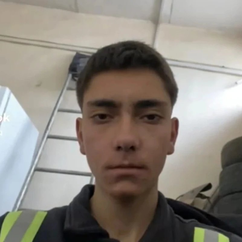sendikaumut_'s tweet photo. Canımızın kıymeti 20 taksit mi?

Muhammed Salih Gövdetaşan 15 Mart 2026 tarihinde, Konya’da MESEM kapsamında çalıştırıldığı tamirhanede 15 yaşında iş cinayetinde öldürülen bir çocuk işçiydi. Ölümüne ilişkin davada asli kusurlu bulunan sanık Hasan Büyükaşcı’ya verilen 2 yıl 1 aylık hapis cezası, 76 bin TL adli para cezasına ��evrilerek, 20 taksite bölündü.

MESEM adı altında çocukları işçileştirerek ucuz iş gücü olarak doymak bilmeyen sermayeye sunduğunuz yetmediği gibi, holdinglerin denetiminde olan adalet sisteminizle sözde cezaları taksitlendirerek adeta insanlarla dalga geçiyorsunuz! Düzeninize karşı mücadelemizi sürdüreceğiz, çocukları sizin çıkarlarınıza terk etmeyeceğiz!
