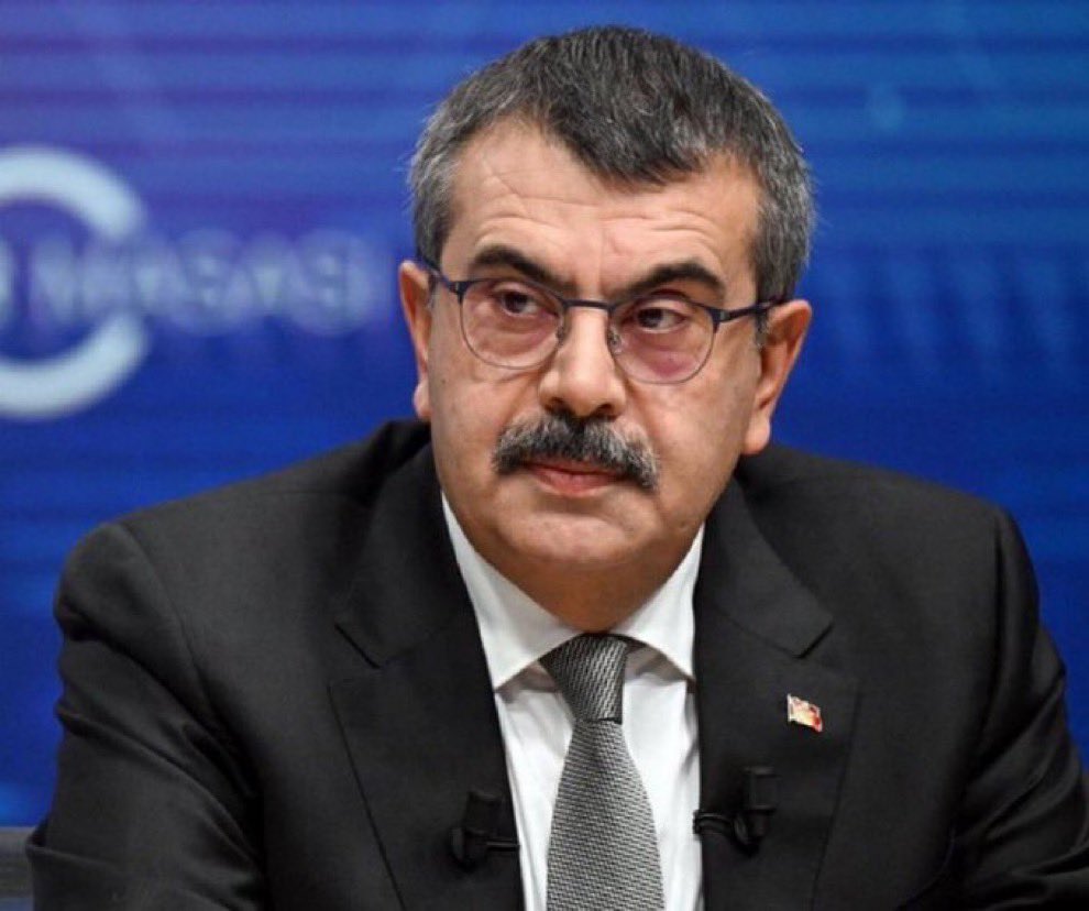 ajansmuhbir1923's tweet photo. Bakan Yusuf Tekin: “Bir veli olarak rahatsız olduğum kıyafetler var.

Bir öğrenci veya öğretmen, LGBT çağrışımı yapan tişörtle okula gidiyorsa bu beni rahatsız eder.

Sömürgeci bir ülkenin bayrağını reklam edecek şekilde gidiyorsa bu beni rahatsız eder.

Benim öğretmenim öğrencilere bir marka dayatması yapacak şekilde okula gidiyorsa bu beni rahatsız eder.”