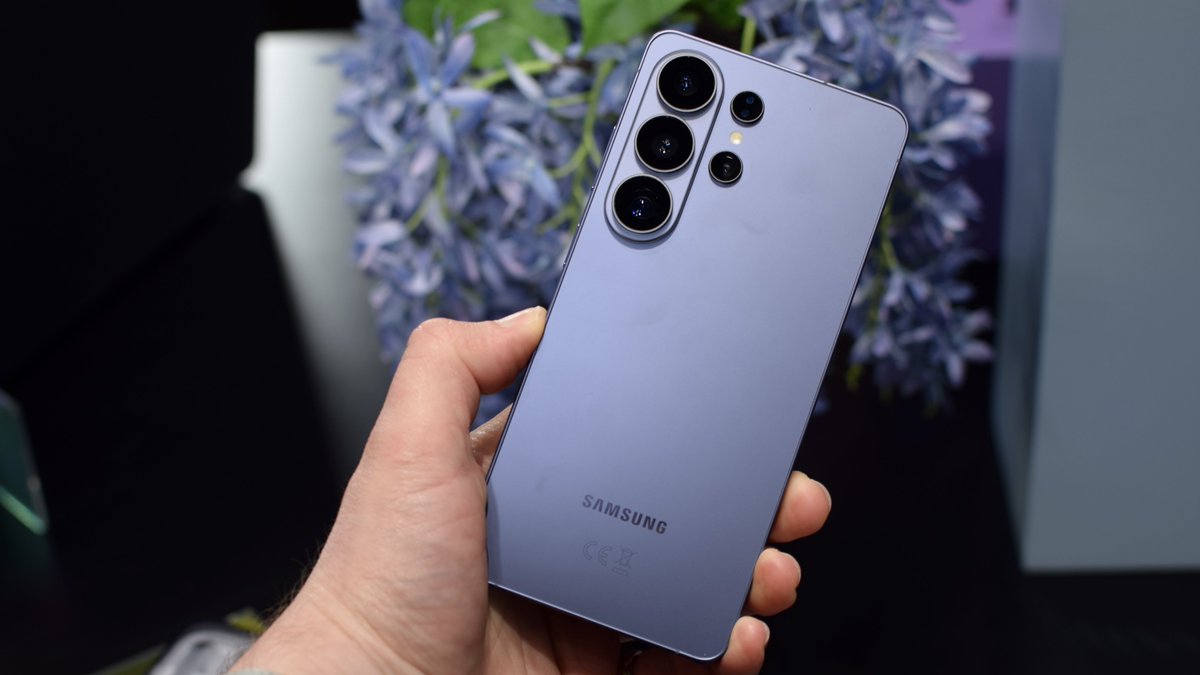 solana's tweet photo. In Q2 2026, Samsung became the world’s #1 smartphone maker, shipping 62 million Galaxy devices globally.

Last year, Samsung sold 240 million phones, surpassing 1 billion total active devices.

This is humanity-scale digital money, powered by Solana. https://t.co/cKIZ9qsNJl