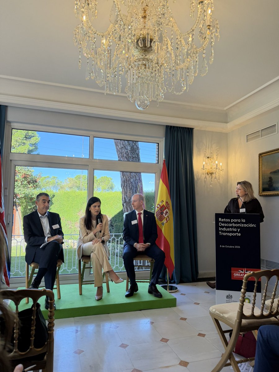 i_cardenal's tweet photo. Estamos en el evento “Retos para la descarbonización: Industria y Transporte, organizado por @bp_Espana  y la @ukinspain. Estrella Jara, directora de comunicación y RRII de bp, recuerda que Europa ha perdido en los últimos 15 años un 30% de sus refinerías, que son clave para garantizar el suministro hoy y en el futuro, por lo que hay que preservar su competitividad, para poder avanzar en la transformación del sector con el desarrollo de hidrógeno verde y combustibles renovables