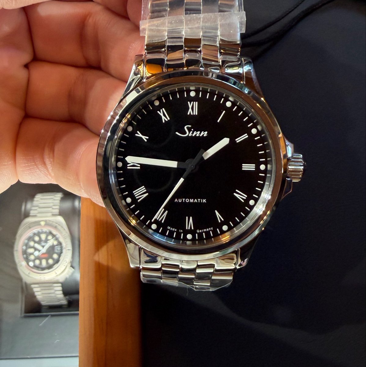 ito_staff's tweet photo. #SINN日本上陸40周年 記念モデルの
#sinn556polishedjp 
日本限定100本
お早めにご予約下さい✨

五連プレス仕様で税抜45万円
ご予約受付中！
まもなく入荷予定です✨

556なのに556に見えない🤭
カッコいいです✨ https://t.co/KOxmQUeo6Q