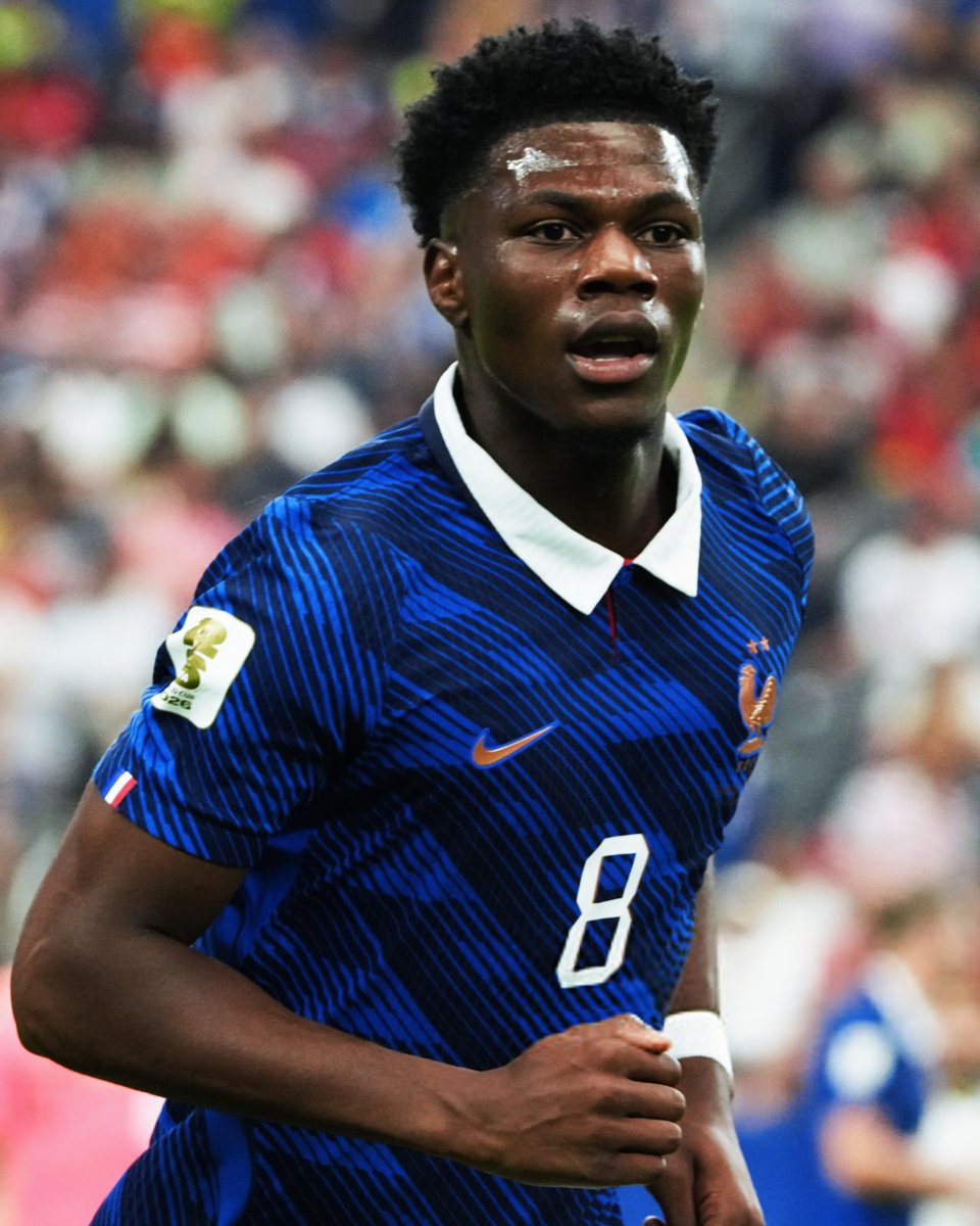 VibesFoot's tweet photo. 🗣️ « 𝗝'𝗔𝗜 𝗣𝗥����𝗦 𝗗𝗘𝗦 𝗥𝗜𝗦𝗤𝗨𝗘𝗦 » 😳🇫🇷

Aurélien Tchouaméni revient sur sa Coupe du monde 2026, disputée malgré une blessure à la cuisse 👇

« Au bout du troisième ou quatrième match, et même un peu avant, 𝗷'𝗮𝘃𝗮𝗶𝘀 𝗱𝗲𝘀 𝗱𝗼𝘂𝗹𝗲𝘂𝗿𝘀.

Évidemment, c'est une Coupe du monde donc on essaie de tout mettre en place 𝗽𝗼𝘂𝗿 𝗲̂𝘁𝗿𝗲 𝗹𝗲 𝗽𝗹𝘂𝘀 𝗽𝗲𝗿𝗳𝗼���𝗺𝗮𝗻𝘁 𝗽𝗼𝘀𝘀𝗶𝗯𝗹𝗲 𝘀𝘂𝗿 𝗹𝗲 𝘁𝗲𝗿𝗿𝗮𝗶𝗻.

Les joueurs comprennent que, des fois, 𝗶𝗹 𝘆 𝗮 𝗱𝗲𝘀 𝗰𝗶𝗿𝗰𝗼𝗻𝘀𝘁𝗮𝗻𝗰𝗲𝘀 𝗾𝘂𝗶 𝗱𝗲𝗺𝗮𝗻𝗱𝗲𝗻𝘁 𝗱𝗲 𝘁𝗼𝘂𝘁 𝗱𝗼𝗻𝗻𝗲𝗿.

Et voilà, 𝗷'𝗲𝗻 𝗮𝗶 𝗽𝗮𝘆𝗲́ 𝗹𝗲 𝗽𝗿𝗶𝘅 𝗮𝗽𝗿𝗲̀𝘀 𝗽𝗮𝗿 𝗹𝗮 𝘀𝘂𝗶𝘁𝗲, mais ça fait partie de mon histoire et il n'y a aucun regret par rapport à ça. » 💪

🎙️ @France24_fr