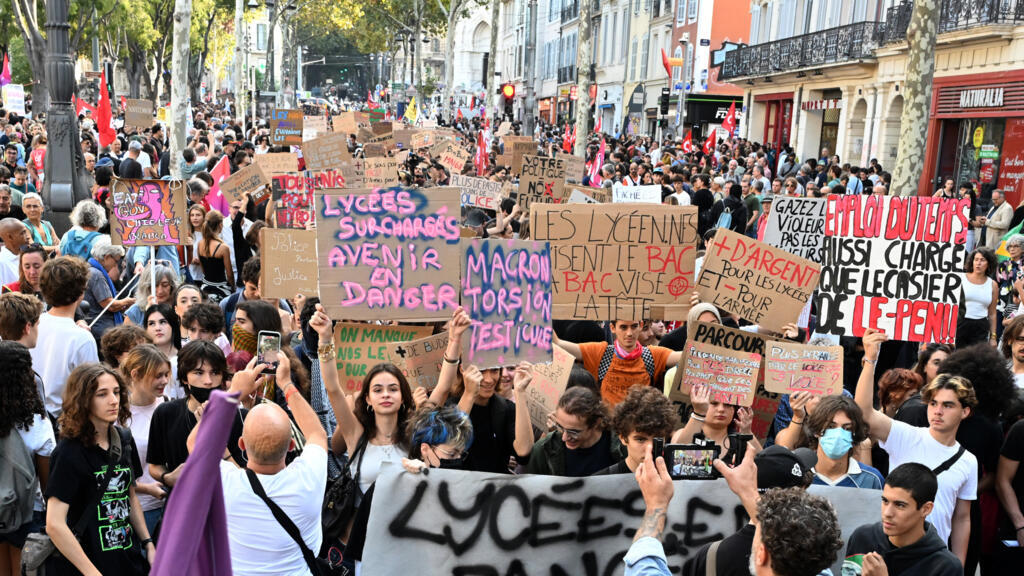 StephaneVojetta's tweet photo. Face à la colère des lycéens du pays, les Français ne peuvent que se demander comment il est possible que leur jeunesse se sente abandonnée par l’État alors que les budget de l’éducation ont augmenté considérablement ces 20 dernières années?

Voilà deux ans que j’ai découvert - puis j’ai participé à révéler - ce que je considère comme un scandale majeur, le détournement comptable du budget de l’école (entre autres missions de l'État) à la faveur du système des retraites.

Évidemment, le scandale n’est pas dans le fait de payer aux retraités ce qui est leur est dû.

Le scandale consiste à avoir mis en place un système de tuyauterie comptable basé sur des surcotisations payées par les ministères qui évite de reconnaître l’existence d’un grave déficit au sein de notre système des retraites. 

Ce mensonge est un anesthésiant qui empêche de prendre la mesure du problème… et qui empêche de réagir. Cela explique pourquoi la France est aujourd’hui le pays d’Europe à l’âge de départ le plus faible par rapport à ses voisins, ce qui aggrave le problème et creuse notre déficit et notre dette publique davantage chaque année.

Pour en revenir à nos lycéens, entre 2006 et aujourd’hui le budget de l’Éducation est passé de 81 à 89 milliards en euros constants de 2026. Sur ces 8 milliards d’augmentation, 7 milliards ont été consacrés à … combler le trou des retraites. Plus de 80% des nouveaux moyens que nous pensions consacrés à l'éducation de nos enfants...

Ces budgets partis ailleurs, on ne les trouve effectivement aujourd’hui ni dans la rémunération nette des enseignants, ni dans l’entretien des établissements.

Tout cela est inacceptable et scandaleux et heureusement les médias et le grand public prennent conscience du problème. Mais j’accuse aussi bien la Cour des Comptes que Bercy et le COR (Conseil d’Orientation des Retraites) d’avoir participé durant des années à perpétuer cet exercice de dissimulation qui a pour but de vous tromper vous, citoyens, et nous, parlementaires (ou ex-parlementaires, dans mon cas). Ils devront un jour rendre des comptes, et j’y prendrai ma part si j’en ai les moyens.

Mais d’ici là il faut réformer ce système, et vite.
