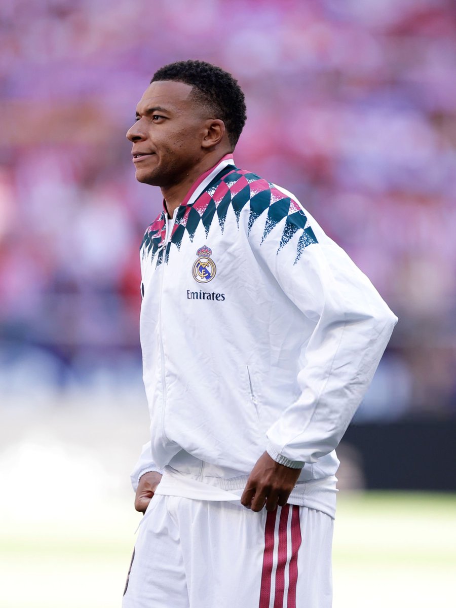_BeFootball's tweet photo. 🚨🚨 L'ATTITUDE DE KYLIAN MBAPPÉ 🇫🇷 AGACE EN INTERNE AU REAL MADRID !!! 😬🤍

Protégé par Florentino Pérez 🇪🇸, il donne de plus en plus l'impression de n'en faire qu'à sa tête.

Une source du club fustige son comportement : « Après plus de deux ans, ON A L'IMPRESSION QU'IL N'A TOUJOURS PAS COMPRIS COMMENT FONCTIONNAIT LE REAL. » 😳

Il serait très mal conseillé par son entourage, avec une gestion de sa communication qui nuit grandement à son image et à celle de l'institution.

(@lequipe)