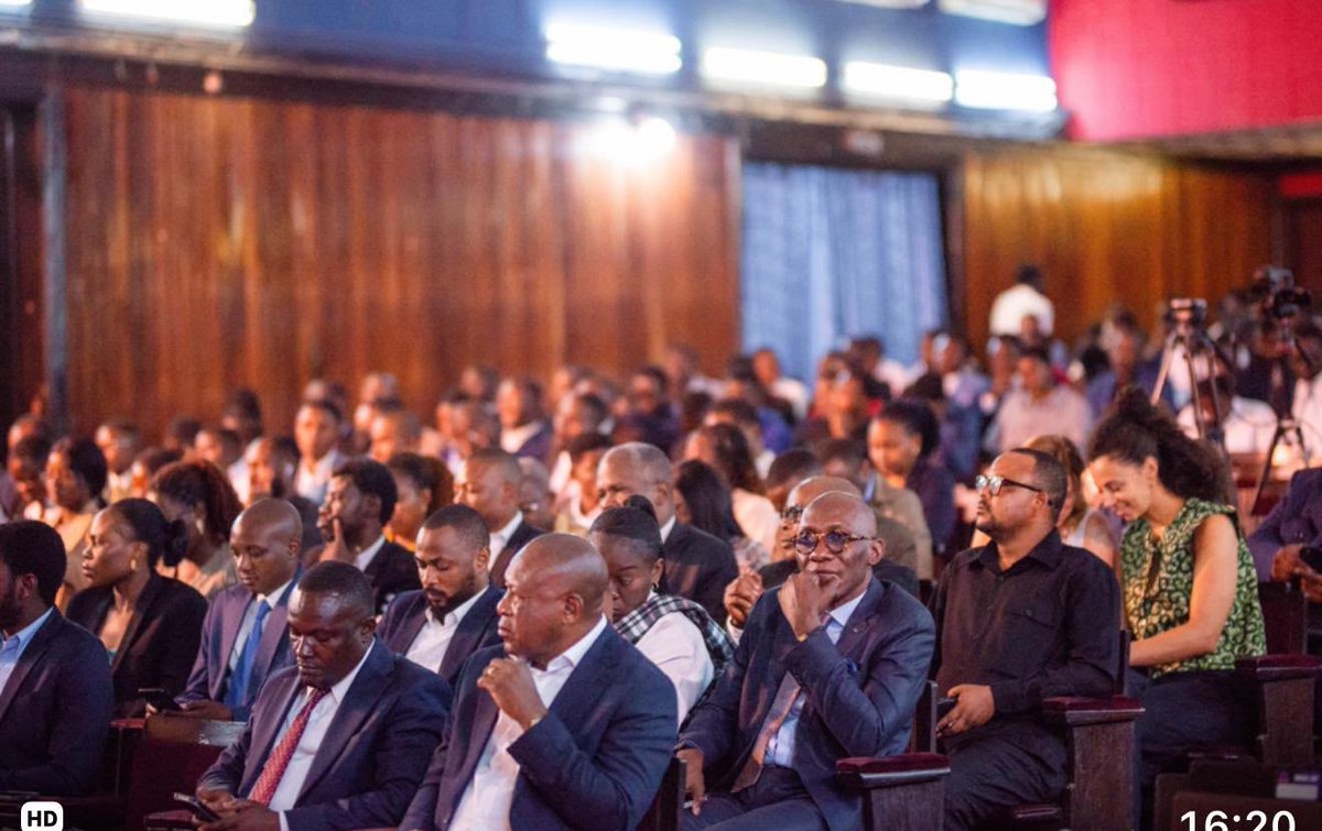 MartinFayulu's tweet photo. Toutes mes félicitations aux membres du Parlement des étudiants congolais, et particulièrement à leur président, André Kakubu, pour ce devoir de mémoire et cet appel à la paix en RDC, lors de leur session extraordinaire tenue au Collège Boboto ce mardi 6 octobre 2026.
Oui, la paix doit être le levier du développement de notre pays. « Trente ans de guerre, trente ans d’impunité » : c’est inacceptable !