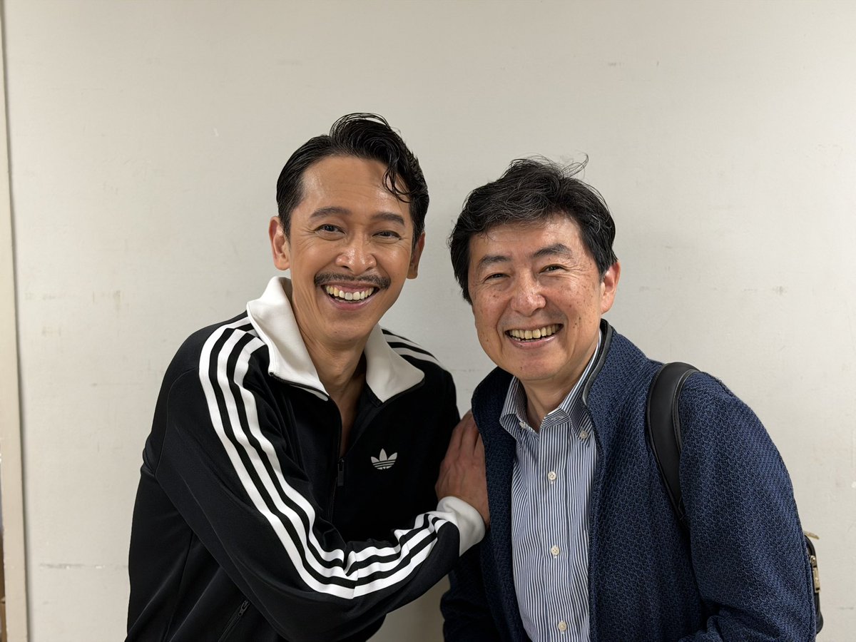 SHINSUKEANA's tweet photo. 『ファニー・ガール』＠日生劇場

明日から大阪公演

ほんと楽しかった！

望海風斗のファニーが、とにかく前向きで
笑っちゃうくらい、くじけない

一幕がとにかく笑えるというのがいい
一幕目がスロースタートな作品が多いので
望海の全力と
坂本昌行のカッコつけ
この凸凹コンビがマッチ

坂本さんが
「キザを演じてます」っていうふうにやるから面白い
しかも、2人ともめちゃくちゃ歌がうまい

坂本さんはさらにうまくなったなと
歌に色気が入ってる

望海さんの歌のうまさは、もう揺るぎないものがあります

安心して楽しみました

そして、後半に入ると、やはり困難が襲ってくる

が、それでもめげずに前に進もうとするファニーの姿が、とても清々しく、見ていて心地よかった

望海さん、ほんと疲れるはず！

中尾ミエさん
高泉淳子さを
藤咲みどりさん

ベテラントリオが、これまた“いい味”を出していました

スターには困難がつきもの

言ってみれば、ファニーは
“どこまでも前向きなピアフ”でした

望海さん、ハマり役だったので、やっぱり再演決定かな？

戦争も終わらず、物価高で世知辛い世の中
こうした明るい作品も◎

大阪公演
明日9日〜10月18日
博多座公演
10月24日〜11月1日
名古屋公演
11月10日〜15日

お見逃しなく‼️

#望海風斗 
#坂本昌行 
#ファニーガール