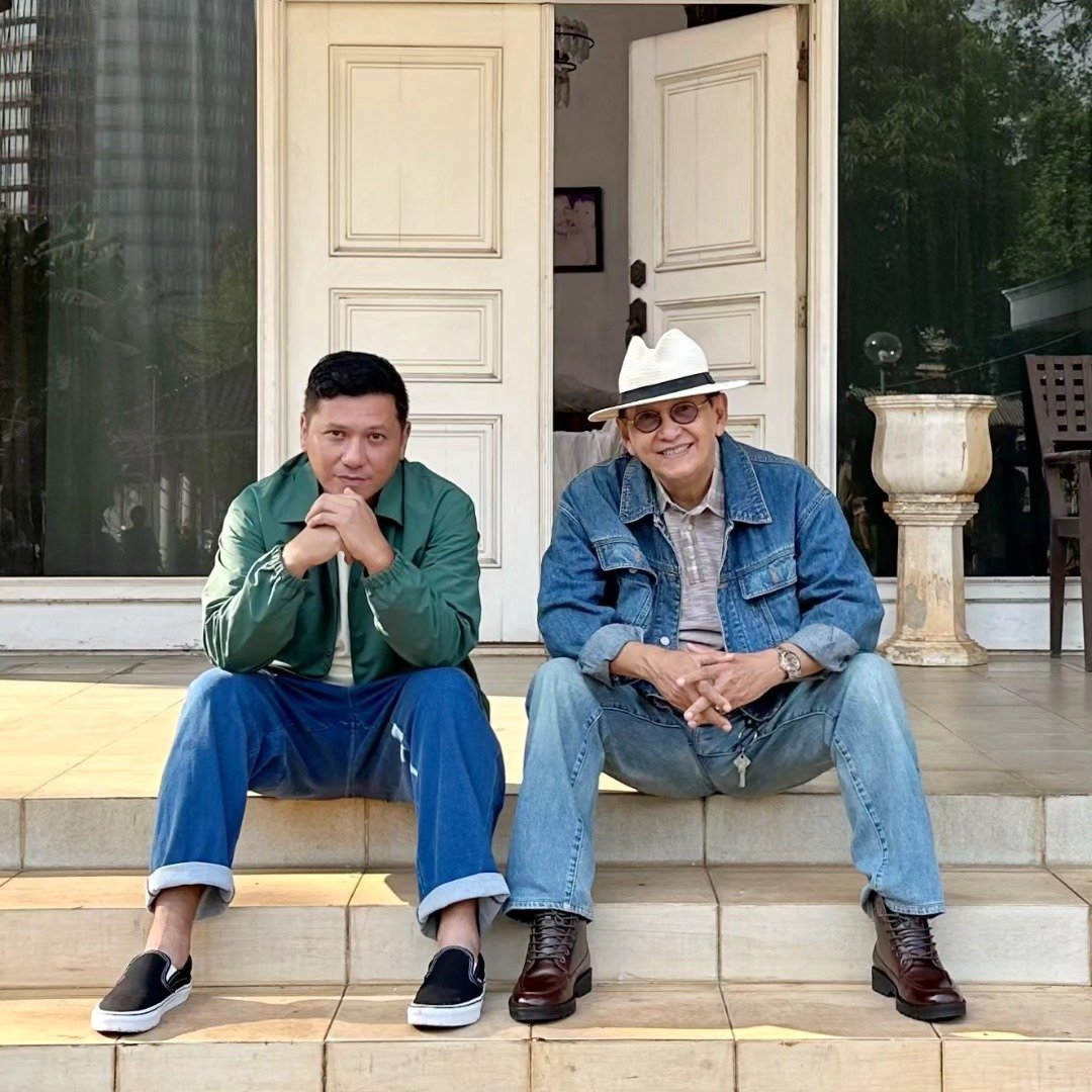 seduhtehnya's tweet photo. Nyangka nggak, ternyata Gading Marten itu Omnya Roy Marten?

Roy bilang secara biologis Gading emang anak kandungnya. Tapi secara teknis, Gading itu om dia sendiri!

Nah Roy jelasin, dalam tradisi Jawa itu weton kelahiran dia sama Gading plek sama yaitu Sabtu Wage. Kalau weton sama, katanya bakal berantem terus.

Supaya nggak ribut, Roy akhirnya "jual" Gading ke omanya sendiri pakai adat Jawa. Harganya satu dolar emas, koin dolar edisi pertama yang sekarang nilainya mahal banget.

Jadi karena Gading udah "dibeli" oma, secara teknis dia jadi anak oma alias om-nya Roy. Makanya Roy manggil putranya itu "Mas Gading".

Waaah ternyata anak sendiri "dijual" demi nggak berantem tapi hasilnya malah naik pangkat jadi om! Tradisi Jawa emang penuh plot twist yaaa~