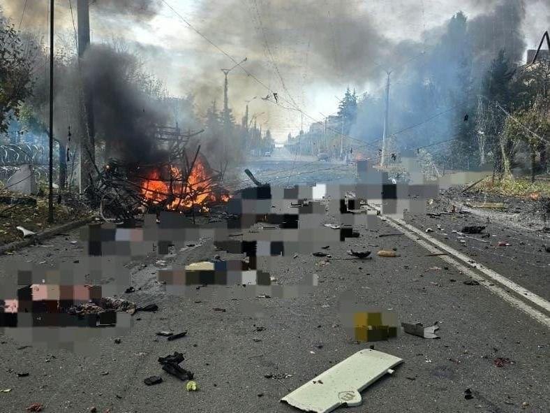 saintjavelin's tweet photo. russian bastard struck a bus in Kramatorsk, killing 12 people and injuring 14 others. 

The footage from the scene is absolutely horrific. https://t.co/ApLNITE9w5