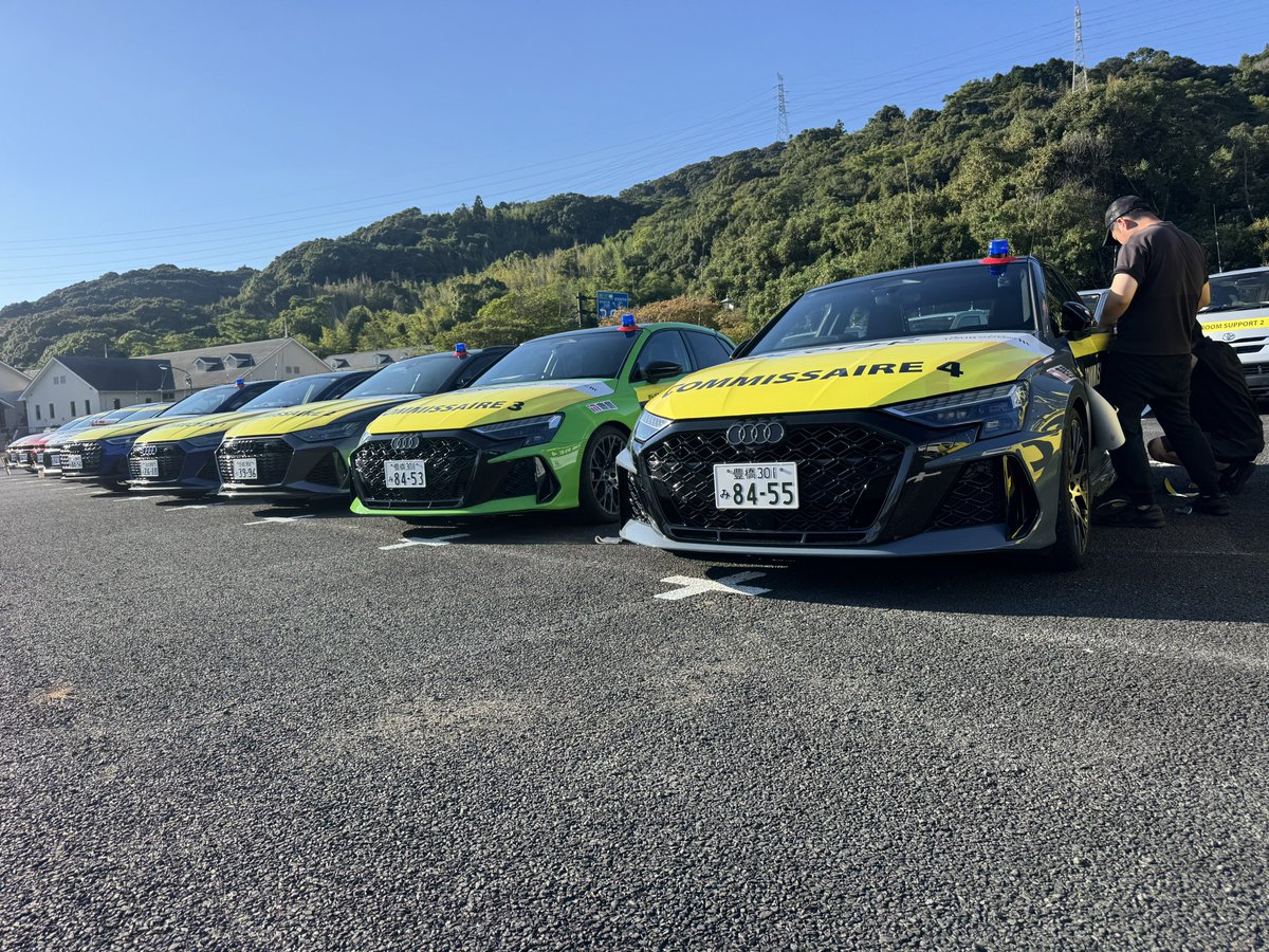 gucci_valley's tweet photo. ツールド九州の会場に到着！今年も派手なコミッセールカーがずらり準備中 https://t.co/c0e7BuVdL9