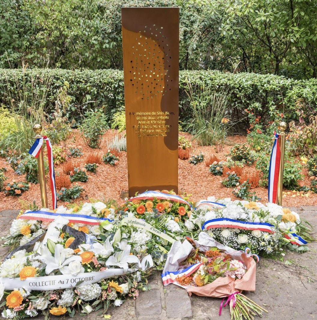 IsraelenFrance's tweet photo. Une stèle départementale a été inaugurée à Levallois-Perret en hommage à Shiri Bibas et à ses deux enfants, Ariel 4 ans et Kfir 9 mois, enlevés, torturés et assassinés par le Hamas ainsi qu’à toutes les victimes du terrorisme islamiste du 7 octobre.

Nous remercions la maire @AgnesPottierD et le département @hautsdeseinefr pour leur soutien dans la réalisation de cette initiative qui vise à perpétuer la mémoire des innocentes victimes dont la vie a été arrachée ce terrible jour. 

Que leur mémoire soit une bénédiction. 🕯️