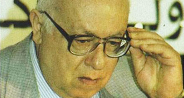GamalSultan1's tweet photo. فؤاد زكريا يرد على هيكل: كنتَ شريكًا في القمع وتَسترتَ على الفساد والانحراف بالسلطة
بقلم : د. فؤاد زكريا

المتأمل لتقلبات هيكل وتغير مواقفه، يستطيع أن يدرك بوضوح أن النسيان أساس ضروري، يعتمد عليه هذا النوع من المفكرين من أجل إقناع الناس بآرائهم، ولقد ضربنا أمثلة واضحة، بل صارخة، لتحولات جذرية طرأت على مواقف هيكل من القضايا المصيرية للأمة العربية في ثلاث سنوات متعاقبة: ۱۹۷۰ ، ۱۹۷۱، ۱۹۷۲م، بحيث بدأ هذه السنوات بموقف راديكالي متشدد، وانتهى - بعد تدرج مرسوم بعناية - إلى موقف شديد الاعتدال، وانعكس اتجاه تأييده المعلن من الاتحاد السوفييتي إلى الولايات المتحدة، واختلف تصوره للحرب المنتظرة ... إلخ. مثل هذه التحولات الجذرية لا يمكن أن يجرؤ أحد على تقديمها إلى الناس في سنوات متعاقبة كهذه، إلا إذا كان واثقا من أن الناس سرعان ما ينسون، وإنك إذا كررت موقفك الجديد وألححت عليه بما فيه الكفاية، فلن يعود في ذهنهم سواه، ولن يحاسبك أحد على ما قلت من قبل.
إنها عقلية تحتقر ذكاء الجماهير، وتفترض أنها تعيش، وتفكر يوما بيوم، وتتصور أن كل ما يحتاج إليه السياسي هو أن يُكرّر الأكذوبة لكي تصبح حقيقة، ولو تصور أحد أن الكاتب نفسه هو الذي ينسى مواقفه السابقة، وليس الجمهور، لكان في ذلك مخطئًا أشد الخطأ، فمثل هؤلاء الكتاب، ومعهم الحكام الذين يعملون هم لحسابهم، يتذكرون كل شيء، ولكنهم يؤمنون بأنهم هم وحدهم الأذكياء، ويسلمون تسليمًا كاملا بغباء الآخرين، وفي ضوء هذا المبدأ نستطيع أن نفسر جرأة هيكل على اتخاذ عدد كبير من المواقف، التي كانت متعارضة فيما بينها تعارضًا شديدًا؛ إذ بدأ برفض التجربة الحزبية وأيد عبد الناصر بكل قوة ولم يقل شيئًا عن ممارساته القمعية، ثم شارك في تحطيم أقرب أعوان عبد الناصر، ومهد الطريق بكل ما يملك من قوة لعهد هدم كل الأسس التي قامت عليها سياسة عبد الناصر، وساند حياد عبد الناصر الإيجابي، وتوجهه بالتالي نحو السوفييت، ثم توجه السادات نحو أمريكا، ثم عاد أخيرًا يتباكى على أيام التوازن الاستراتيجي بين السوفييت والأمريكان، ومشى مهللا ومصفقًا في جنازة الديمقراطية في النصف الأول من الخمسينيات، وشارك في تحديد وتبرير الاتجاهات الرئيسية للحكم الفردي، ثم بكى لوعة على الديمقراطية الضائعة في آخر عهد السادات، ورفع السادات في أول عهده إلى عنان السماء، ثم اتضح لنا أخيرًا أنه كان يعرف عن طفولة السادات وشبابه وكهولته معلومات مشينة مخجلة ....

أكان في استطاعة أي إنسان أن يتقلب بين هذه المواقف لو لم يكن يرتكز على مبدأ سياسي، هو أن الإنسان حيوان ناس، وأن فقدان الذاكرة صفة مشتركة بين جميع البشر، وأن عقول الناس تعمل يوما بيوم، ولا تربط الماضي بالحاضر، أو الأمس باليوم، وإنه هو وحده الذكي، «الفهلوي»، الذي يستطيع أن يُغير مواقفه دون أن يتنبه لذلك أحد ؟.

ديمقراطية "أنا وحدي" !!
في حديث قريب العهد لهيكل، يتحدث ببطولة عن موقف حازم، وقفه ضد وزير طالبه بأن يعرض مقالاته على الرقابة قبل ثلاثة أيام من نشرها، فرفض هيكل بشدة، وأرسل إليه يقول: «إنني لا أستطيع أن أكتب وفي ضميري أن ورائي من سوف يجري بقلمه على ما أكتب .... ثم يقول: «إنني لم أكتب بانتظام، وتحت عنوان: بصراحة، إلا بناء على اتفاق مع الرئيس عبد الناصر ألا يخضع شيء مما أكتبه للرقابة.
موقف رائع، بطولي، أليس كذلك؟ ومع ذلك فإن دلالات هذا الموقف محزنة ومؤسفة والمؤلم حقا أن هيكل يتحدث عن هذا الموقف في معرض التفاخر، ودون أن يلمح من ورائه شيئًا آخر. إن هيكل هنا يجعل نفسه فئة قائمة بذاتها، فئة مستثناة، فجميع الكتاب الآخرين يخضعون للرقابة، أما هو فقد اتفق مع عبد الناصر على أن يكتب بلا رقيب وأعجب ما في الأمر أنه على وعي بالاختناق الذي يصيب الكاتب من جراء الرقابة، ويدرك بوضوح كيف أن قلم الرقيب يشل ضمير الكاتب، ومع ذلك فإنه لم يحاول أن يعالج القضية بالنسبة إلى الجميع، أو يكتب إلى المسئولين منتقدًا مبدأ» الرقابة، وإنما كتب يقول: لا بد أن أنال حريتي ... أنا وحدي وتكتمل المأساة حين يصور هذا الموقف كما لو كان بطولة عظيمة، وتنشره الصحيفة المعارضة دون أن تعلق عليه أو تستخلص دلالاته.

ولقد أثبت هيكل في مواقف أخرى كثيرة، أنه يقف بحزم ضد التصرفات الاستبدادية، عندما تمسه شخصيًا، أو تمس المقربين منه، ويتمسك بالإعفاء الشخصي من تجاوزات الحكام، ولكنه لا يحاول الدفاع عن «المبدأ نفسه، أو أن يحب لأخيه ما يحب لنفسه.» كما تقول النصيحة المشهورة فحقوق الآخرين لا أهمية لها ما دام حقه الخاص مكفولا وإذا حلت مشكلته الشخصية، مع أجهزة قمع الحريات، فإن كل شيء يصبح على ما يرام .... هذا، في نظر هيكل، هو الوضع الطبيعي، أما ما يتجاوز ذلك فلا يهمه في شيء.

هكذا تصرف هيكل في واقعة أخرى ورد ذكرها في مقال سابق، هي واقعة اعتقال أجهزة عبد الناصر لزميل له في «الأهرام»، فقد ثار ثورة فردية؛ لأن الموضوع مس كرامته وسلامة المقربين منه، أما المبدأ العام؛ مبدأ عدم جواز اعتقال البشر بلا سبب، وبلا محاكمة، فلم يتطرق إليه من قريب أو بعيد.

ومثل هذا ينطبق على موقفه من اعتقاله في آخر أيام السادات؛ فقد تحدث عن «محنته» الشخصية ولم يُذكره السجن بألوف الضحايا الذين سجنوا قبله في «جرائم» الرأي أو العقيدة، فلم يقل كلمة واحدة عن مساوئ الاعتقال بوجه عام، ولم يسهم برأي واحد من أجل ضمان الحريات الشخصية للجميع على حد سواء.

أيريد القارئ مثلا آخر؟ إن هيكل يشير، في الفصل الخامس "من خريف الغضب"، وفي معرض التفاخر كما هي العادة، إلى أن عبد الناصر كان يبدأ دائما بسؤاله عن رأيه في الموضوع الذي يناقش؛ لأنه كان يتكلم بغير حرج، وكان يشك في أن بعض الآخرين عادة، يحومون حول الموضوع حتى يتعرفوا على رأيه رأي عبد الناصر) فيه، ثم يسبقوه إلى ما يتصورون أنه يريده.
هذه هي النتيجة المأساوية للدكتاتورية: الخوف، النفاق، تملق الزعيم والاستجابة لرغباته بدلا من تحقيق مصلحة المجتمع، الامتناع عن المعارضة، وفي مقابل ذلك، شجاعة المتكلم الأوحد، الذي يستطيع هو وحده أن يتكلم بغير حرج»، هل هذا أسلوب في الحكم يمكن أن يقيم ثورة أو يبني مستقبلا أو يكون رجالا ؟.
ومع ذلك فإن الموضوع يمر على هيكل، كما هي العادة، دون أن يتنبه إلى أن ما يعتقد أنه سبب للفخر، هو في الحقيقة أمر مؤسف ومخجل، فهل من تعليل لعدم التنبه الدائم هذا؟ إنه بالقطع ليس نقصا في القدرة على الفهم والتحليل، وإنما هو ببساطة اعتياد على العيش في جو الحكم الفردي والاستمتاع بمزاياه الشخصية، يؤدي في النهاية إلى أن تصبح أكثر جوانب السلوك بشاعة أمورًا عادية، مألوفة، ليس فيها أي خطأ .....
(من كتاب فؤاد زكريا : كم عمر الغضب)