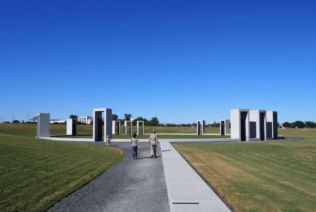 AdalineBerdui's tweet photo. Los arquitectos comentan y satirican el espacio en la plaza con una columna histórica. https://t.co/8dieWcnzwI